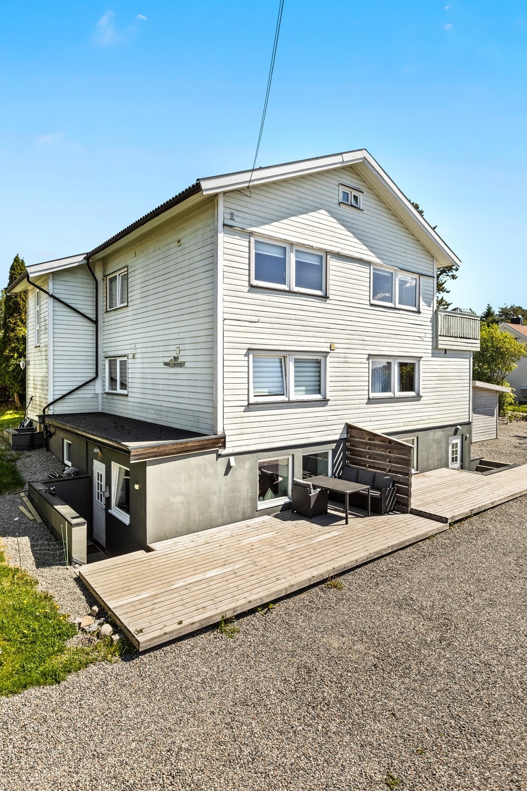 Egen inngang og terrasseplatting. Galleribilde