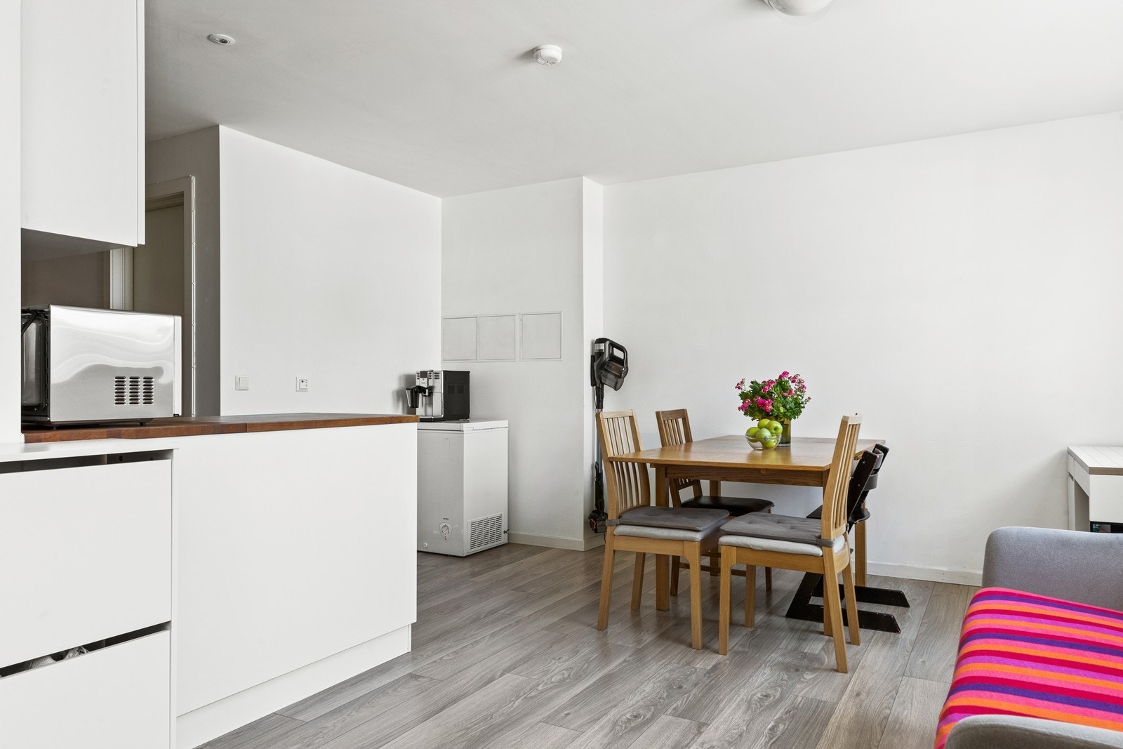 Stue og kjøkken i åpen løsning. Galleribilde