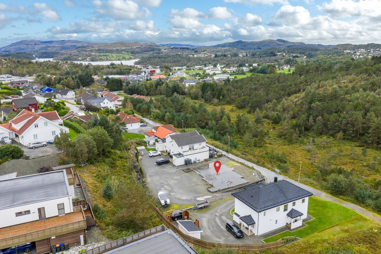 Her har du kort vei til blant annet skole, barnehage, dagligvare og idrettsanlegg. Galleribilde