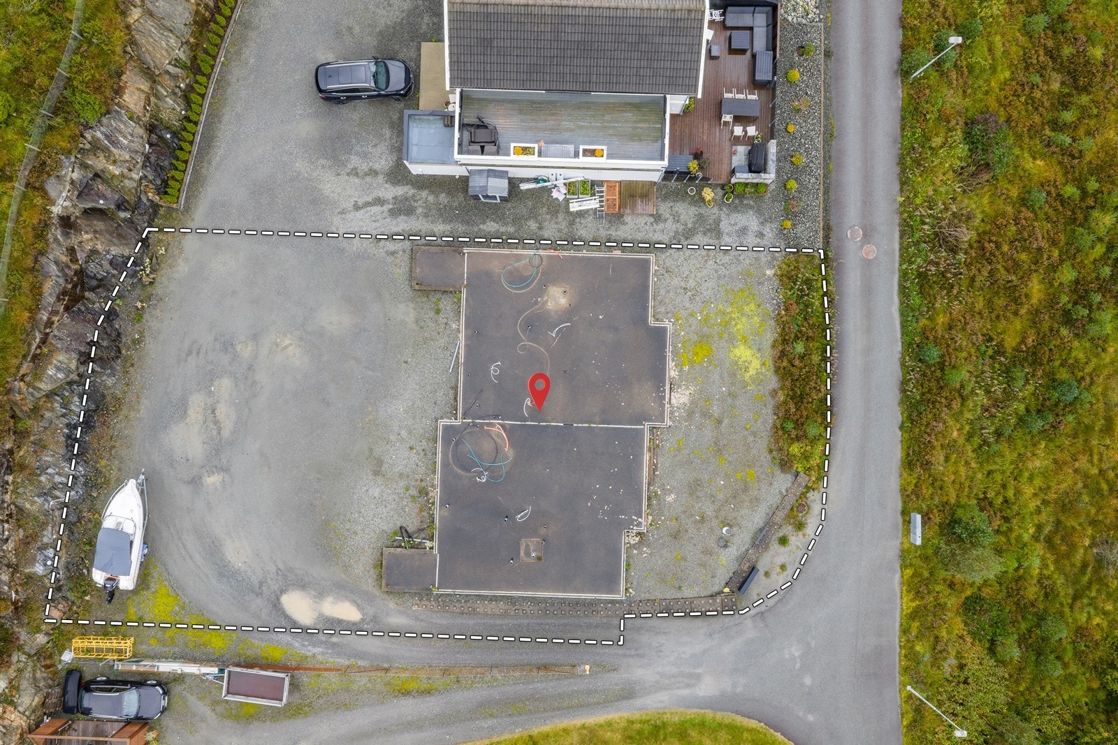 Tomten er av god størrelse og har bra potensiale for både flott hus og uteområde. Galleribilde