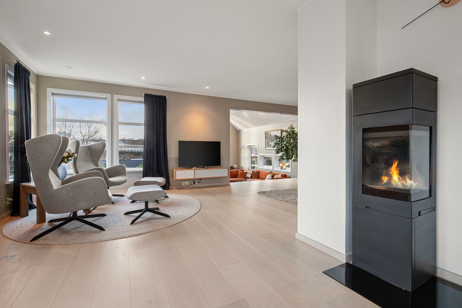 1. etg: God vedovn for de kalde dagene mellom kjøkken og stue Galleribilde