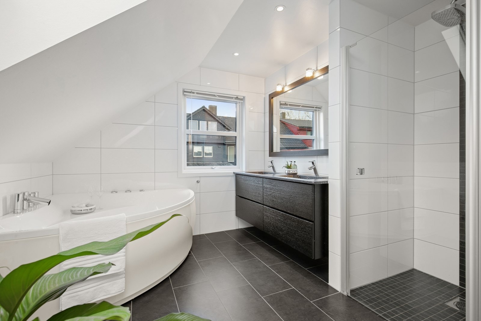 2. etg: Badet ble renovert i 2014 av autorisert rørlegger og murerfirma Galleribilde