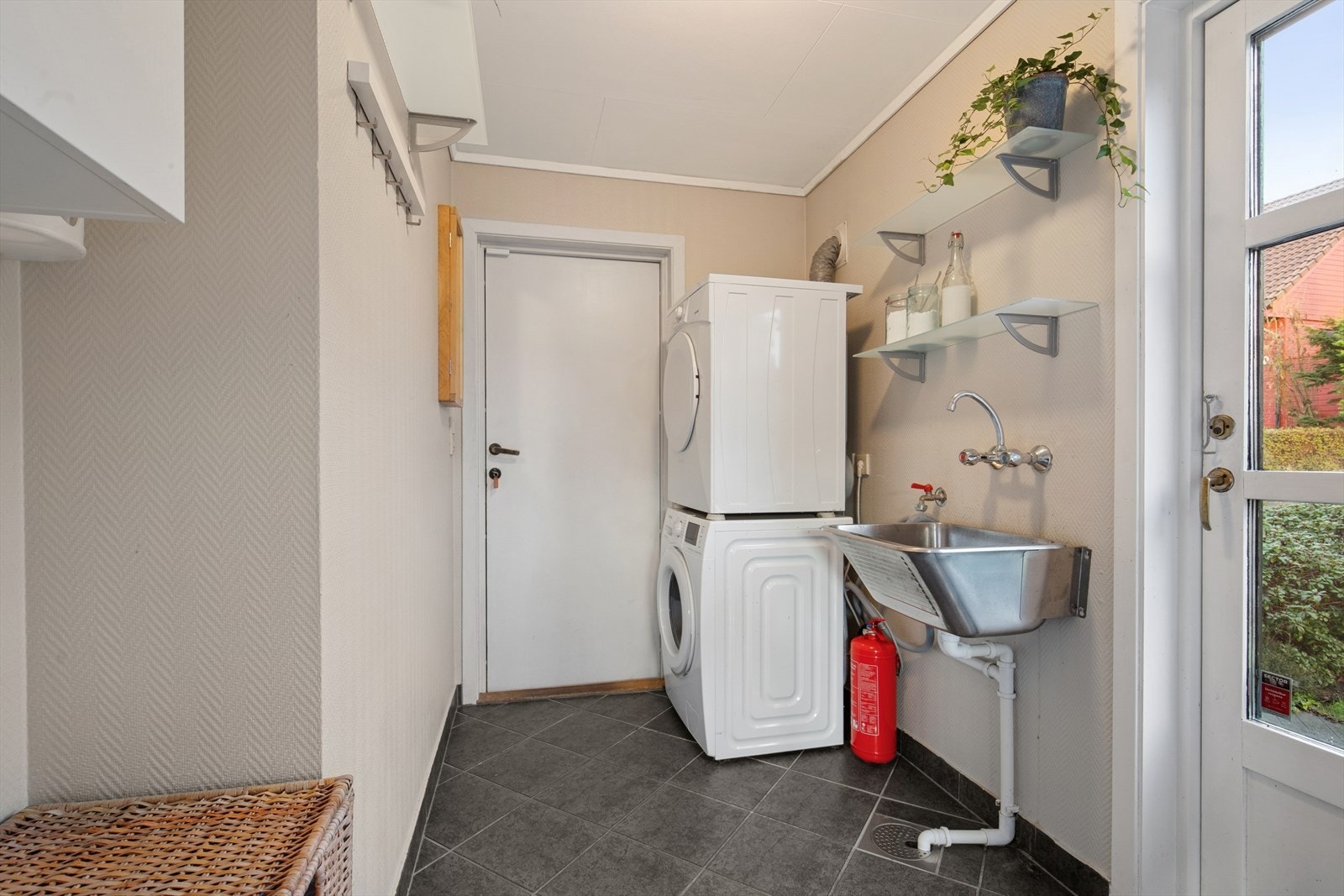 1. etg: Bi-inngang / vaskerom med adkomst både fra gårdsrom og fra hage på østsiden Galleribilde