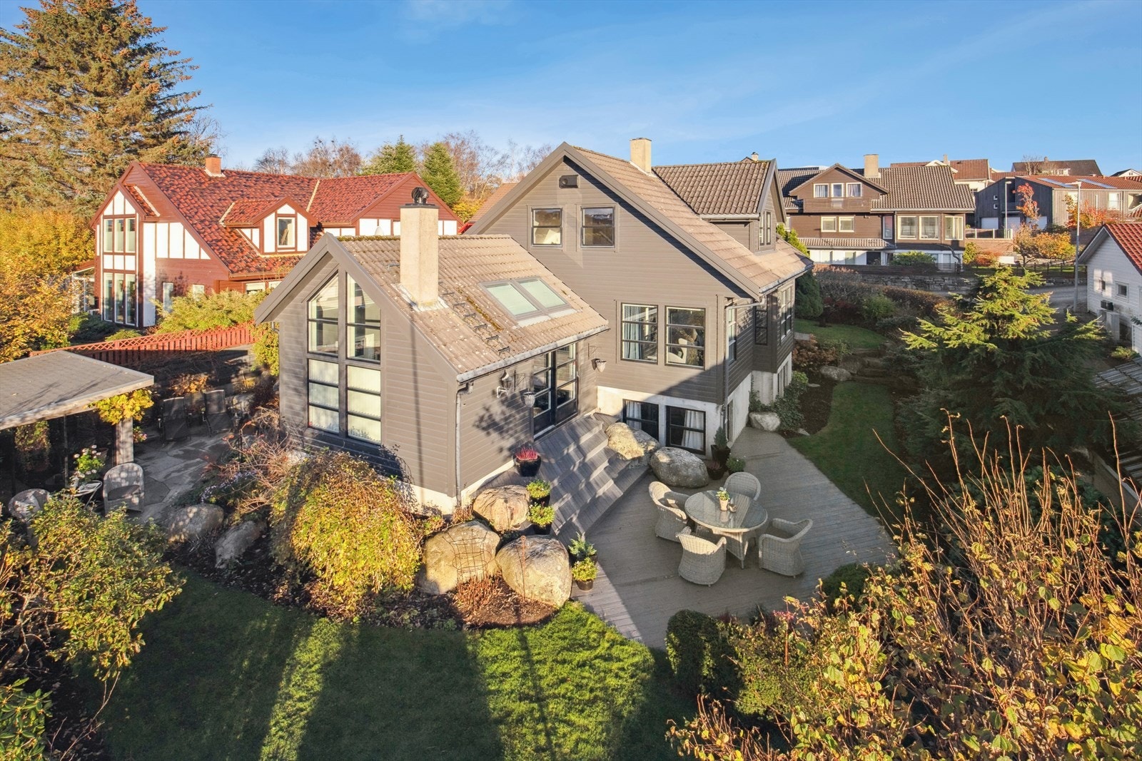 Tomten har flere soner med hage på 3 sider + opparbeidet hagestue med skiferplatting foran Galleribilde