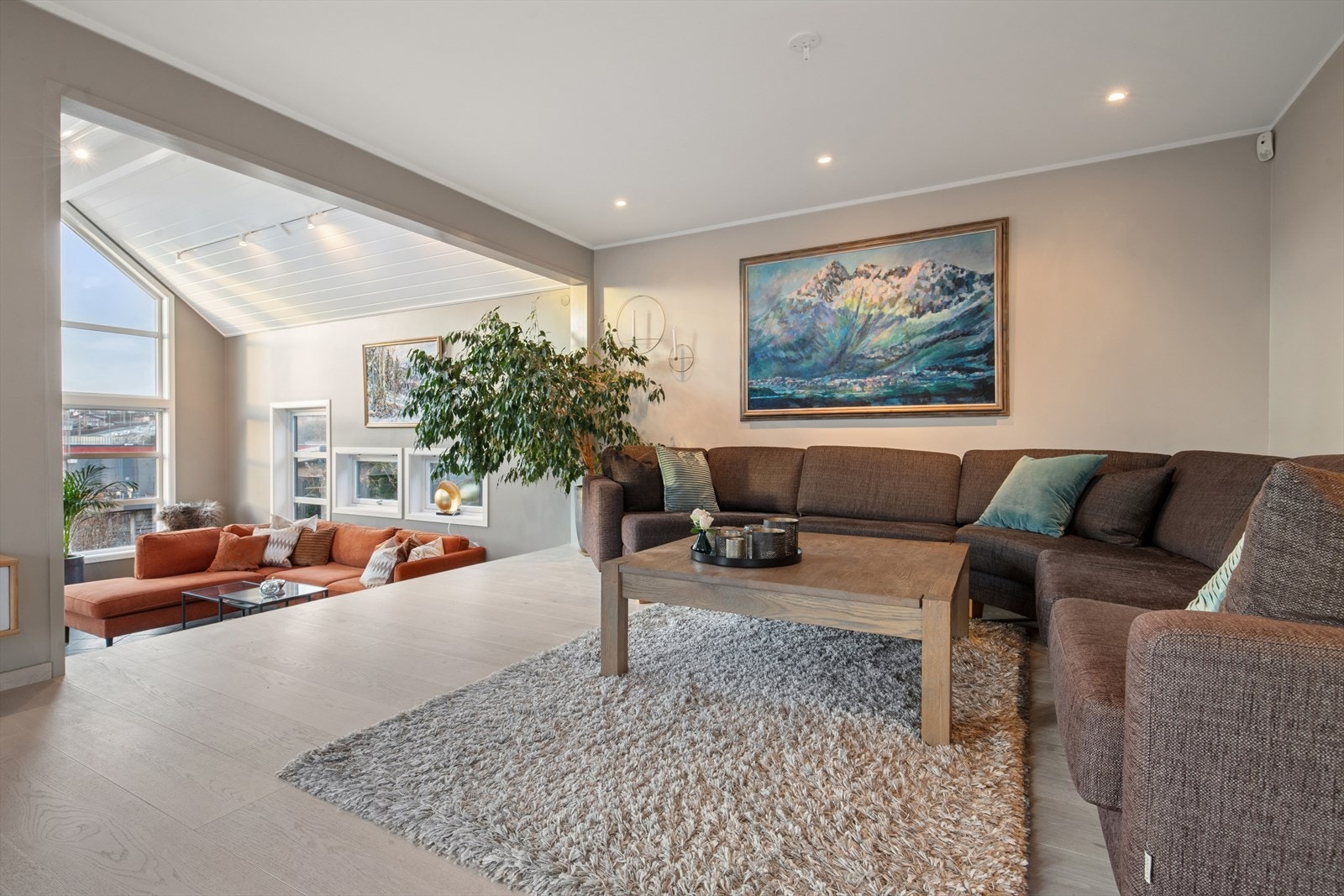 1. etg: Stuen ble oppusset i 2014 med slette overflater, nye gulv og downlights Galleribilde