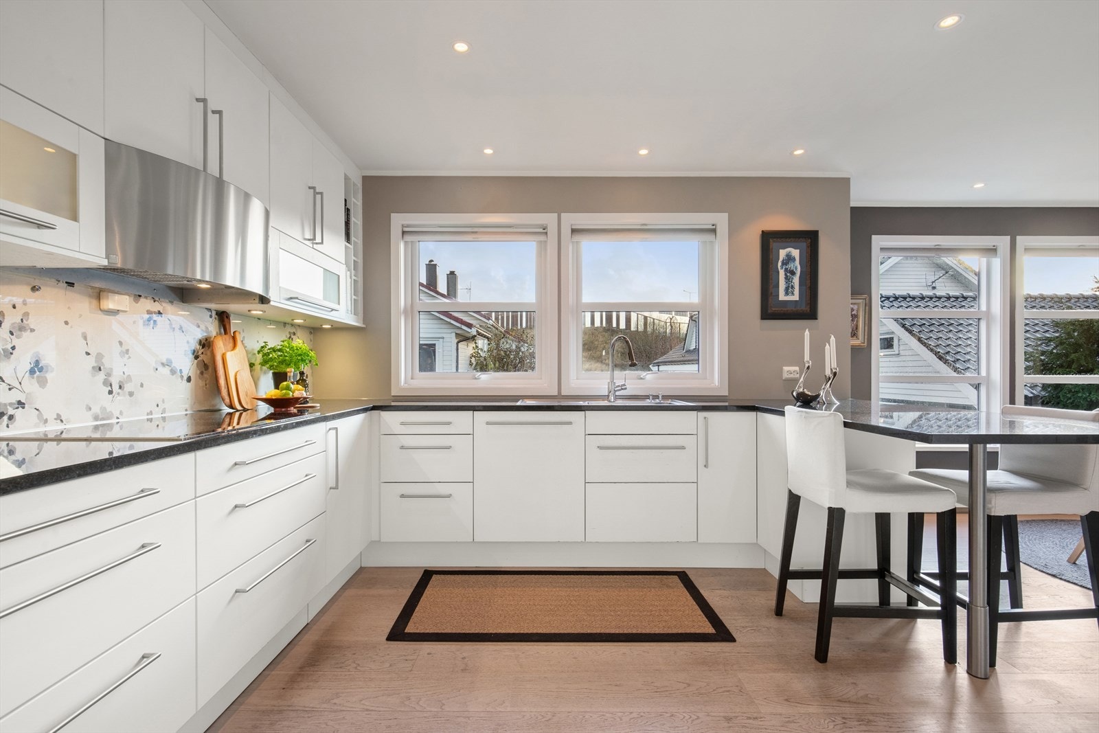 1. etg: Kjøkkenet er stort med mye skapplass og benkeplater fra Bryne Steinindustri Galleribilde