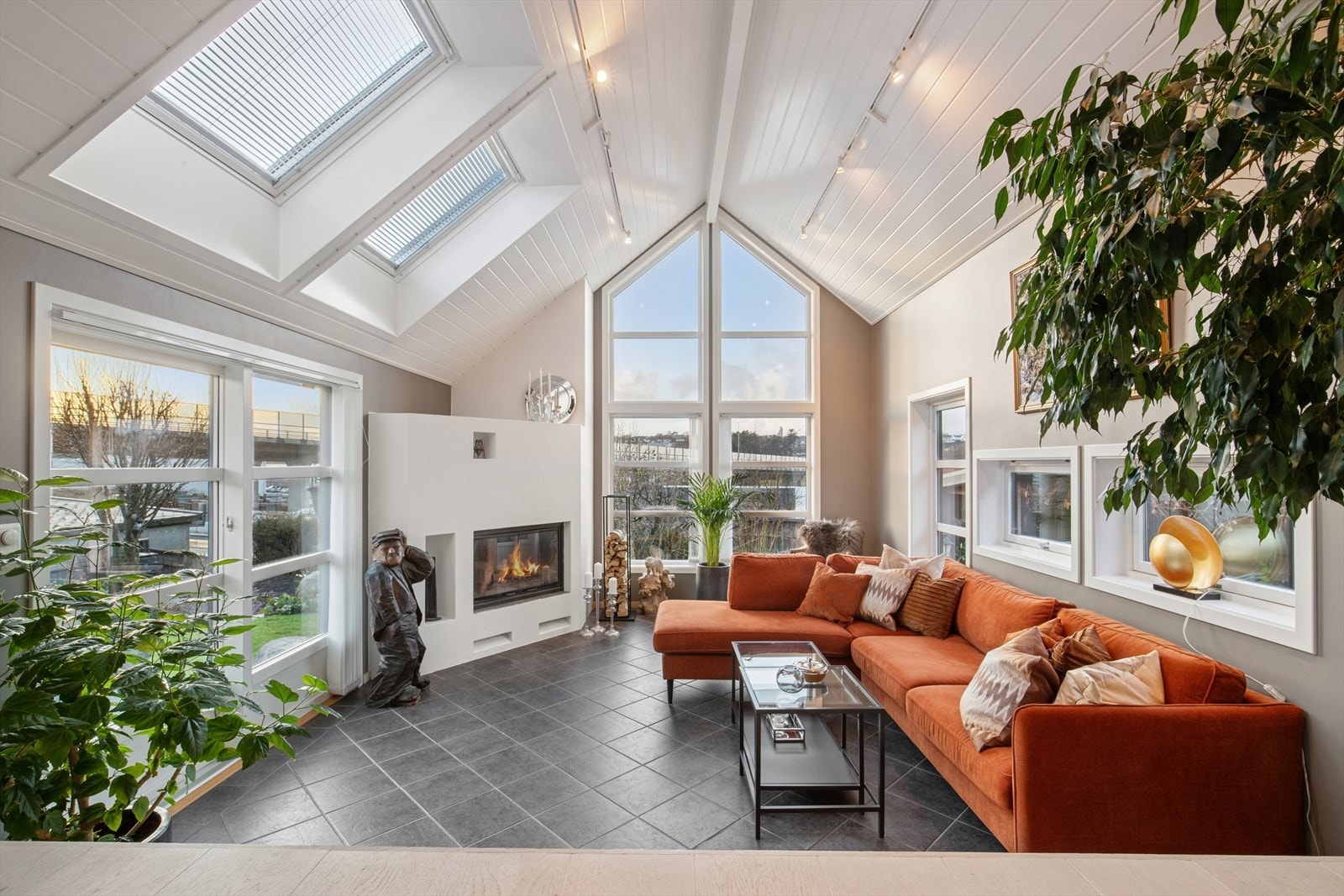 1. etg: Rommet er stort og luftig, perfekt for det høye juletreet i juletider Galleribilde