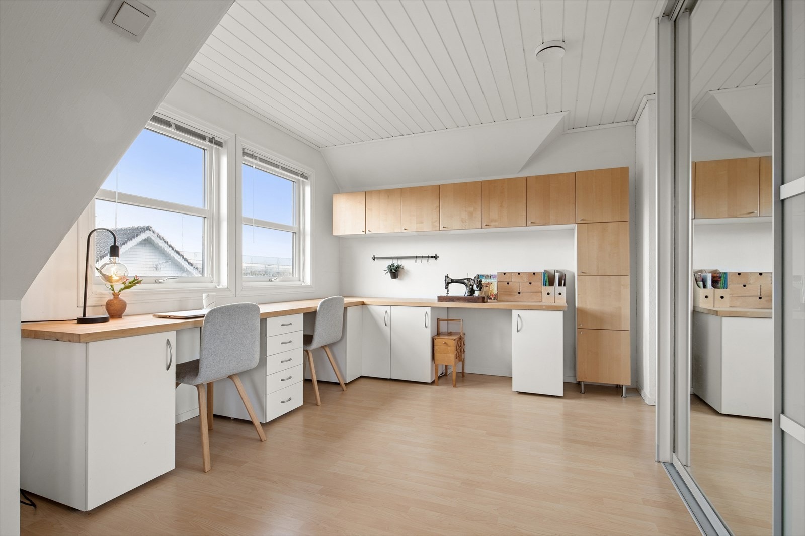 2. etg: Soverom nr 2 med skyvedørsgarderobe og plass for hjemmekontor Galleribilde