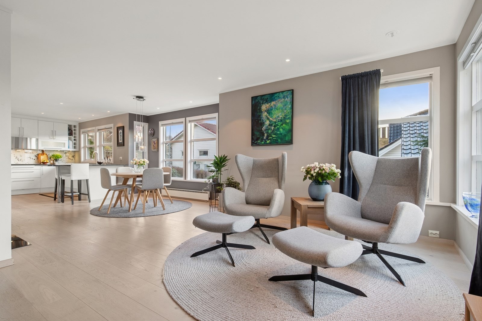 1. etg: Stuen har en god planløsning med åpen løsning mot kjøkken Galleribilde