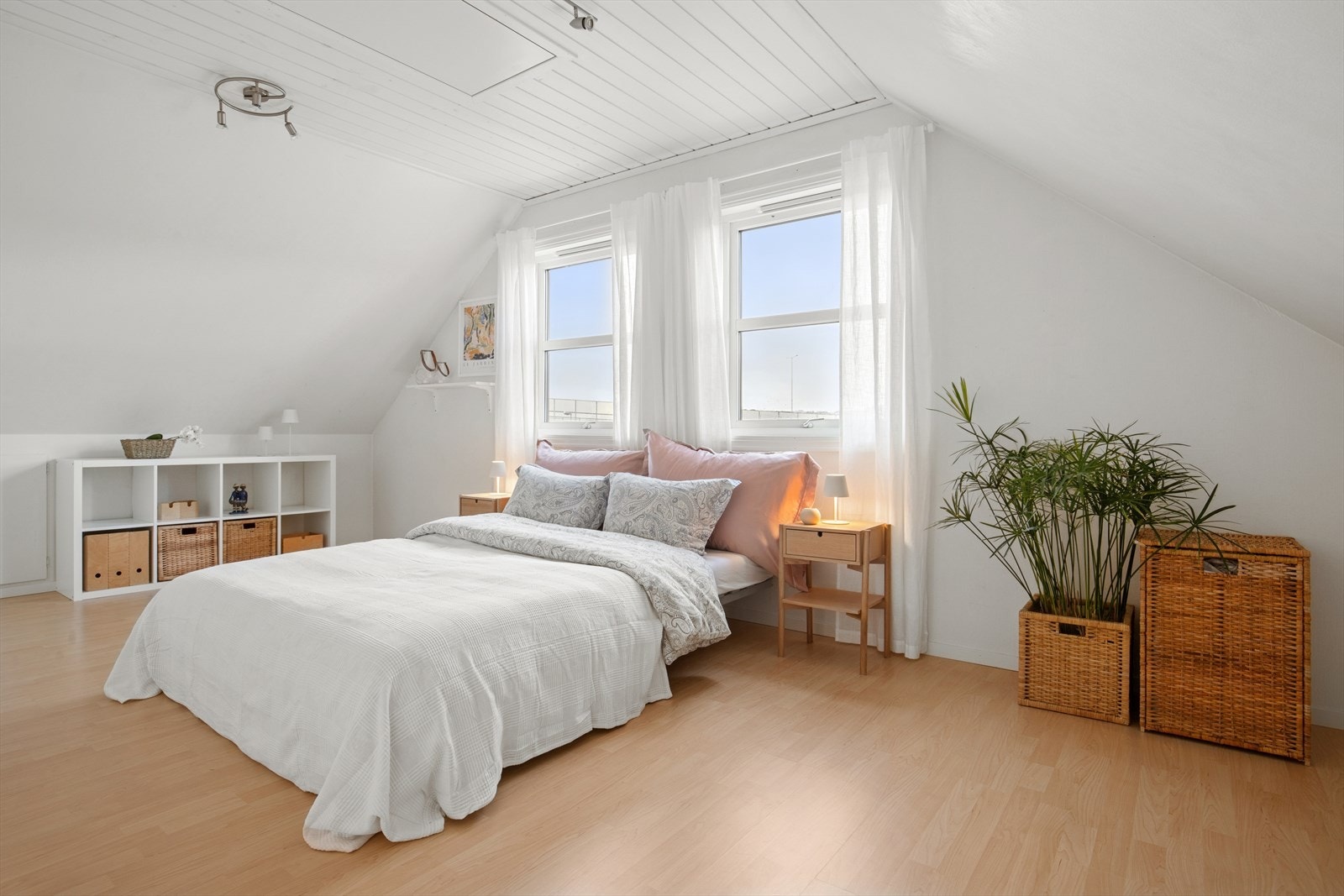 2. etg: Hovedsoverom av god størrelse (tidligere 2 soverom) Galleribilde