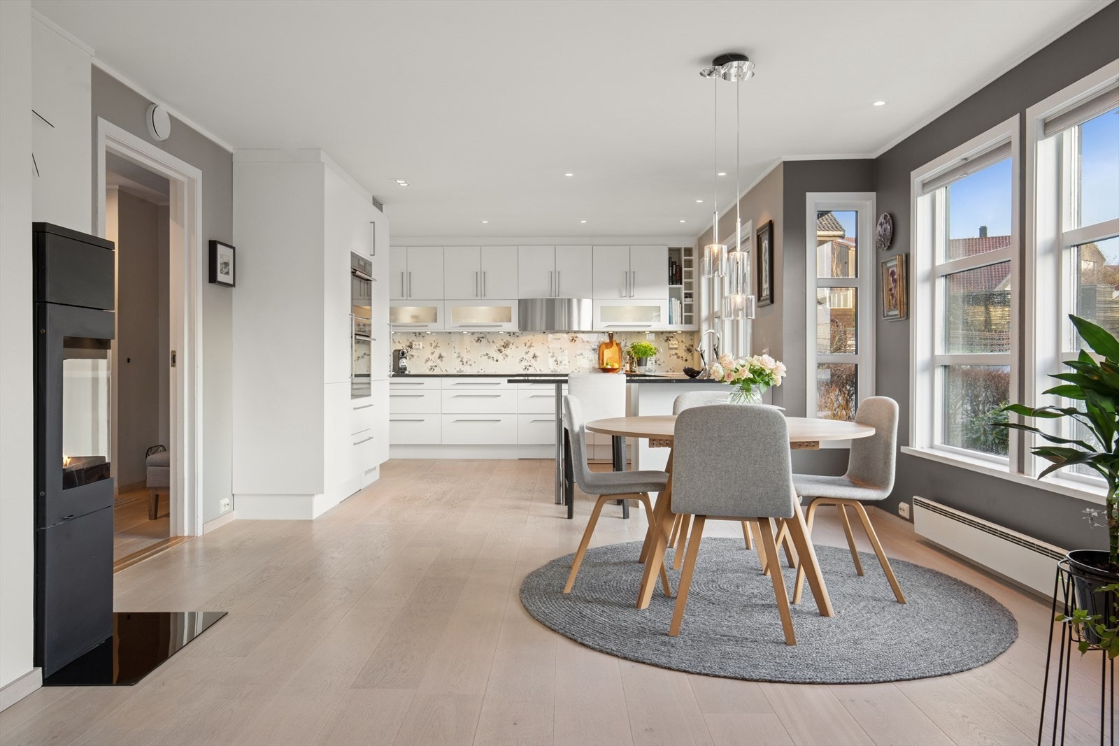 1. etg: God plass til romslig spisebord i tilknyting til kjøkkenet Galleribilde