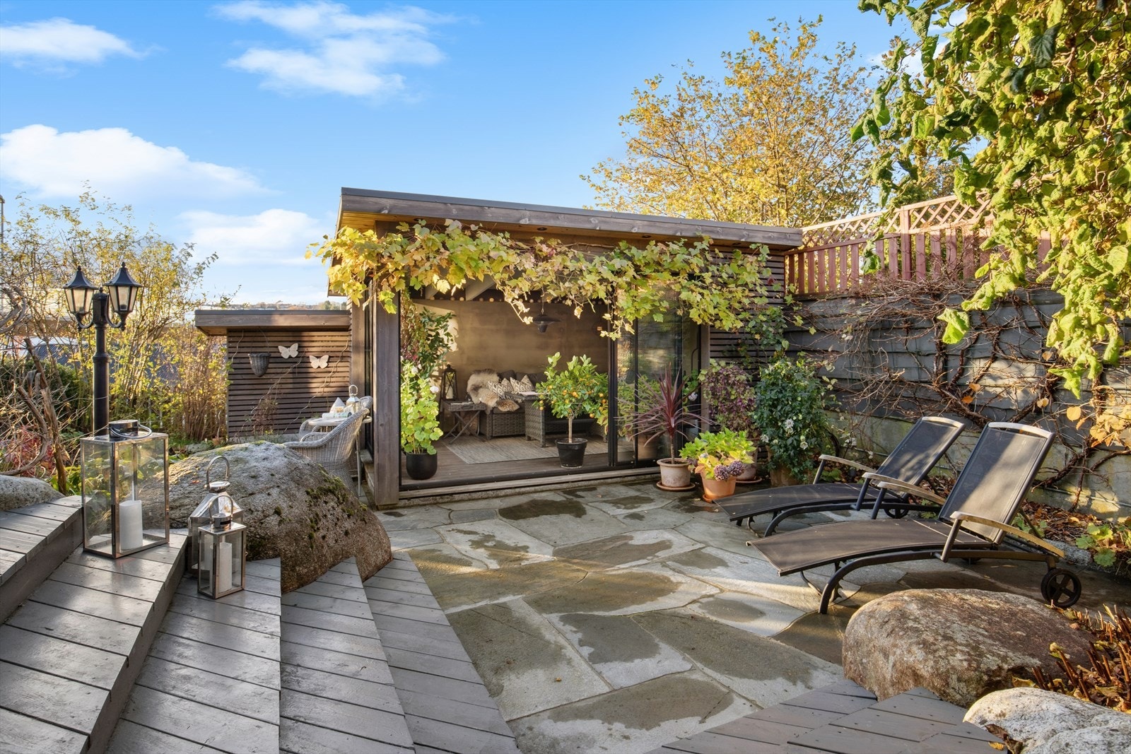 Skiferplatting med sol både dagtid og kveldssol Galleribilde