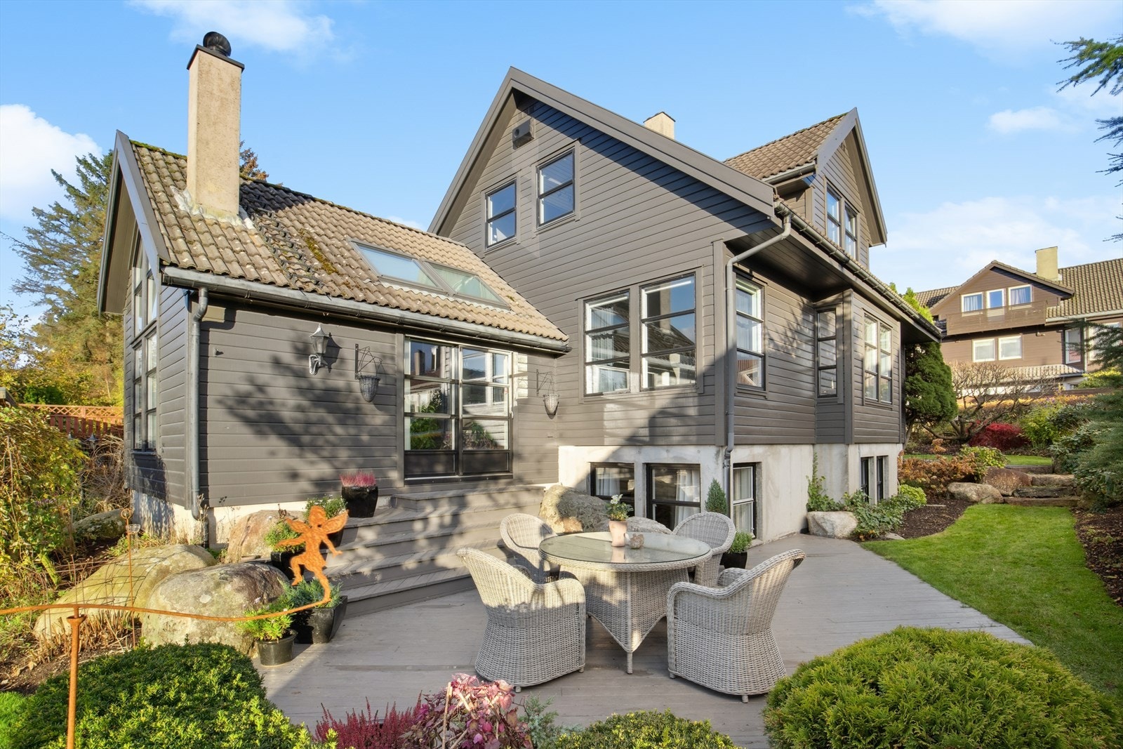 En velholdt og oppgradert enebolig med pent opparbeidet uteareal med flere soner Galleribilde