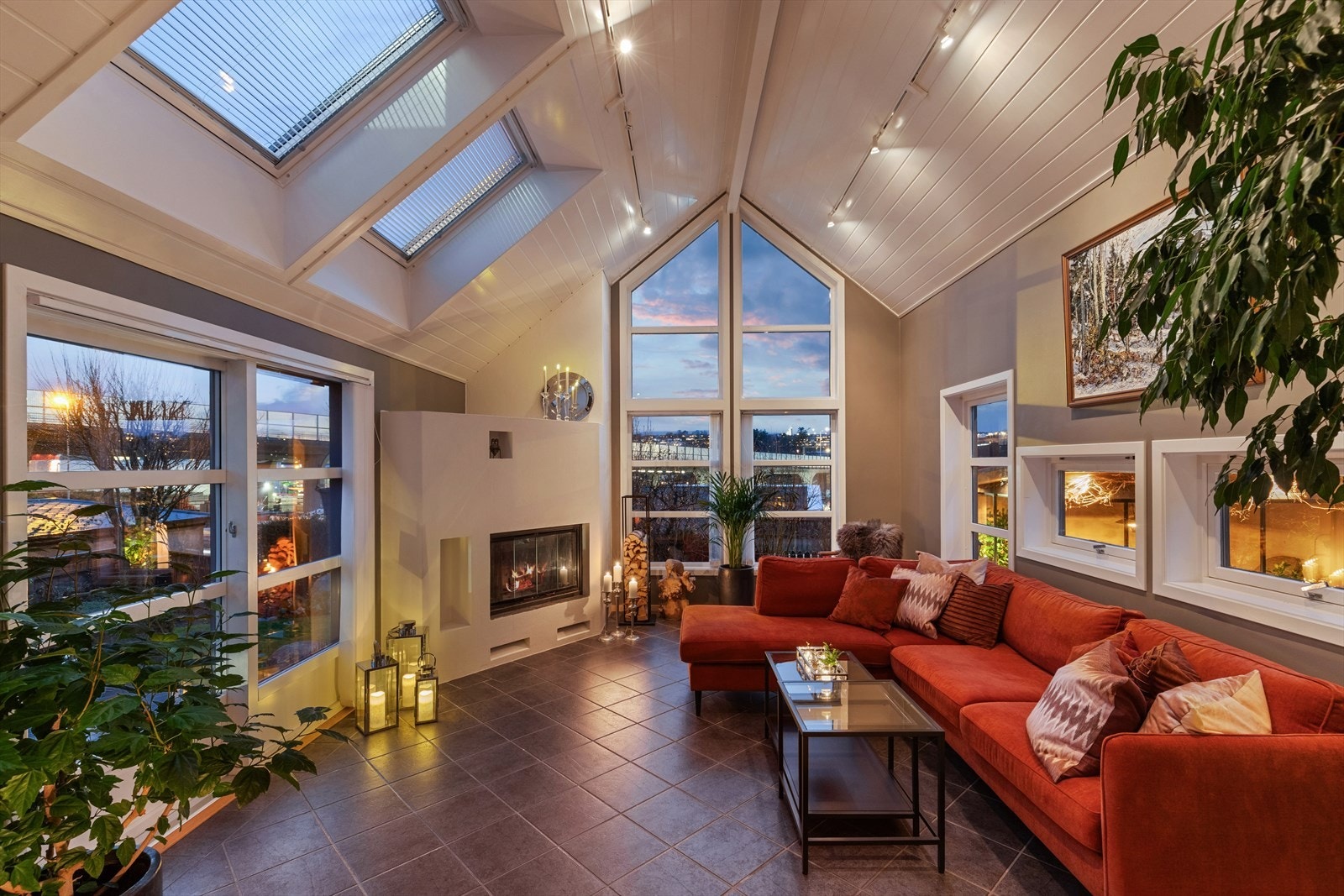 1. etg: "Peisestue", påbygg fra 2001 med god takhøyde og gulvvarme Galleribilde