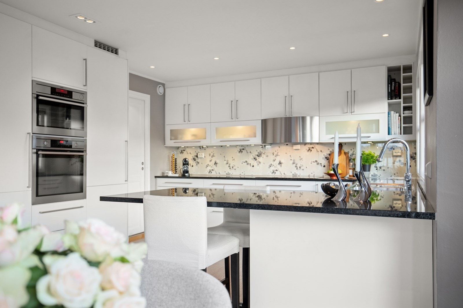 1. etg: Kjøkkenet ble oppusset i 2014, levert av kvalitetsleverandøren Sigdal Galleribilde