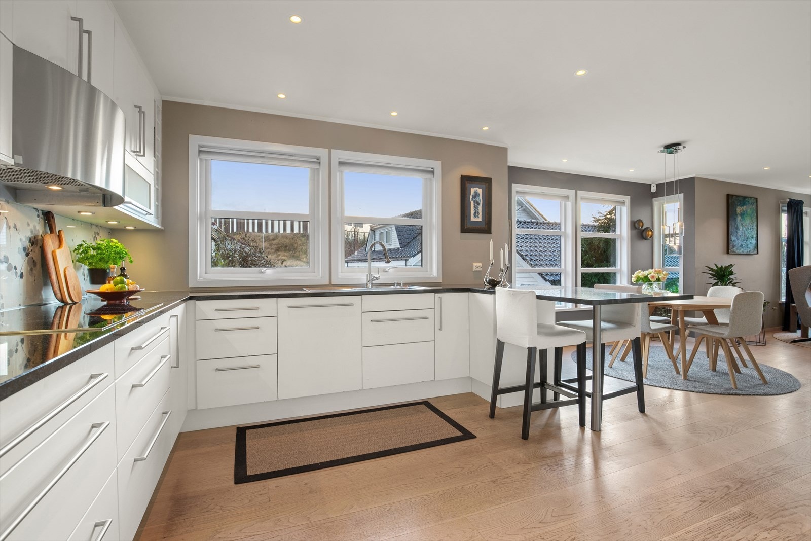 1. etg: Praktisk kjøkkenøy for den enkle frokosten, eller for ekstra bakeplass Galleribilde