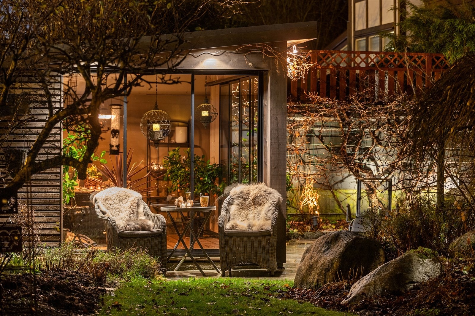 Hagestuen har skyvedører i glass på 2 sider Galleribilde