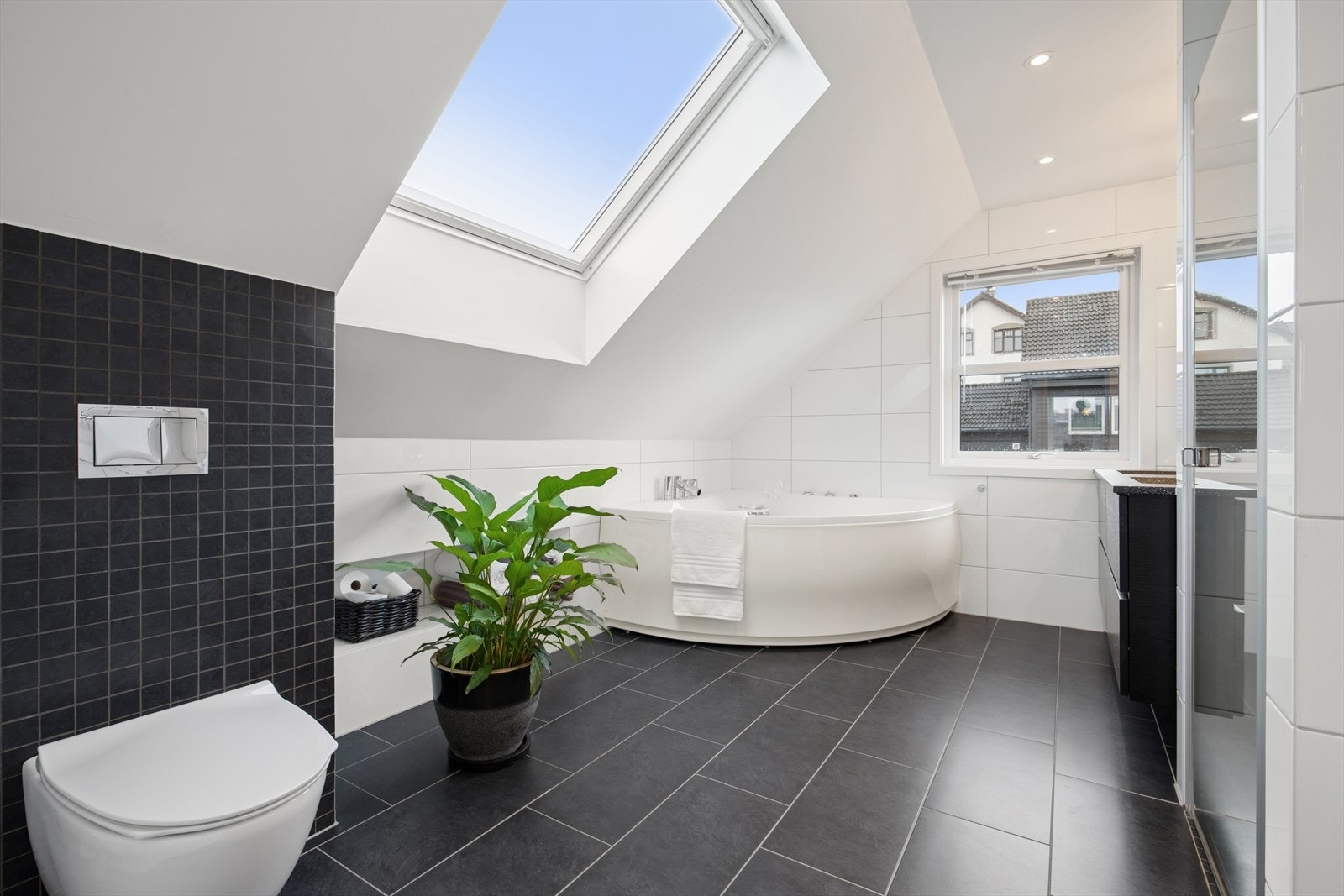 2. etg: Stort helfliset bad
med både boblebad og dusjsone Galleribilde