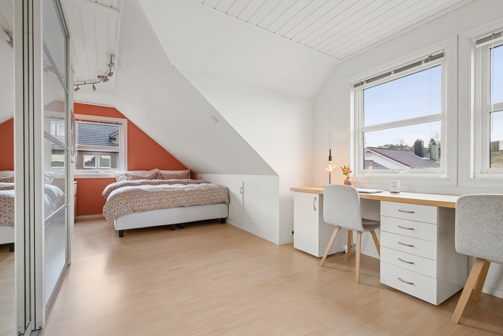 2. etg: Soverom nr 2 er også romslig, (tidligere soverom + loftstue) Galleribilde