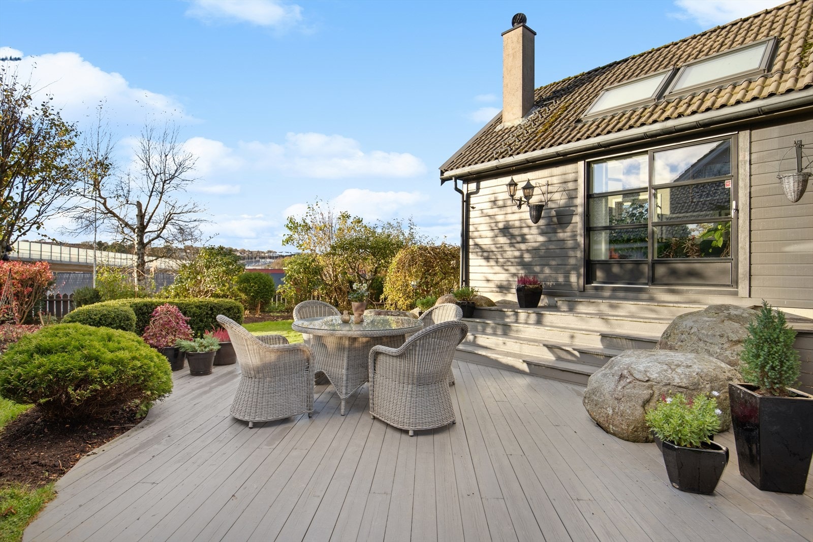 En herlig terrasse med utgang fra påbygg, perfekt for solrike dager og grillmat Galleribilde