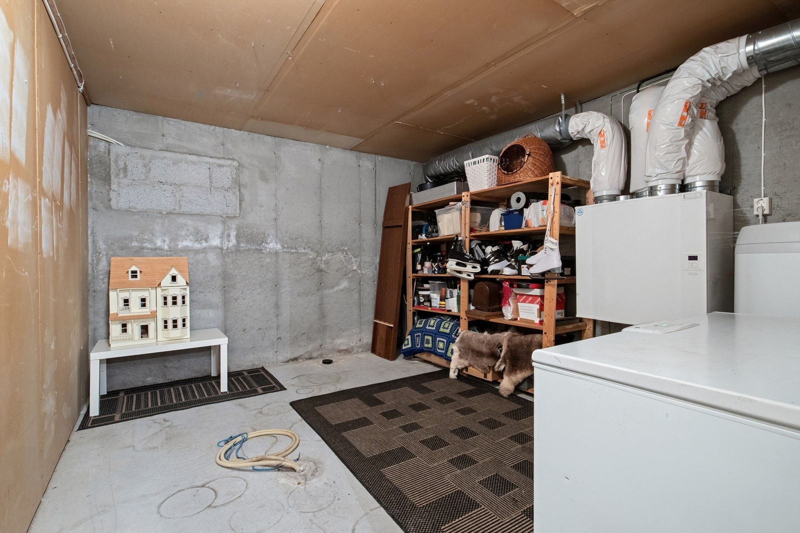 Kjeller: Stort kjellerrom, klargjort for bad med støpte varmekabler, rør, avløp. (Se originale byggetegninger vedlagt i salgsoppgave) Galleribilde