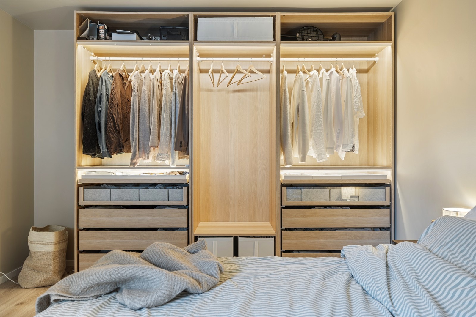 Funksjonell og stilfull garderobeinnredning Galleribilde