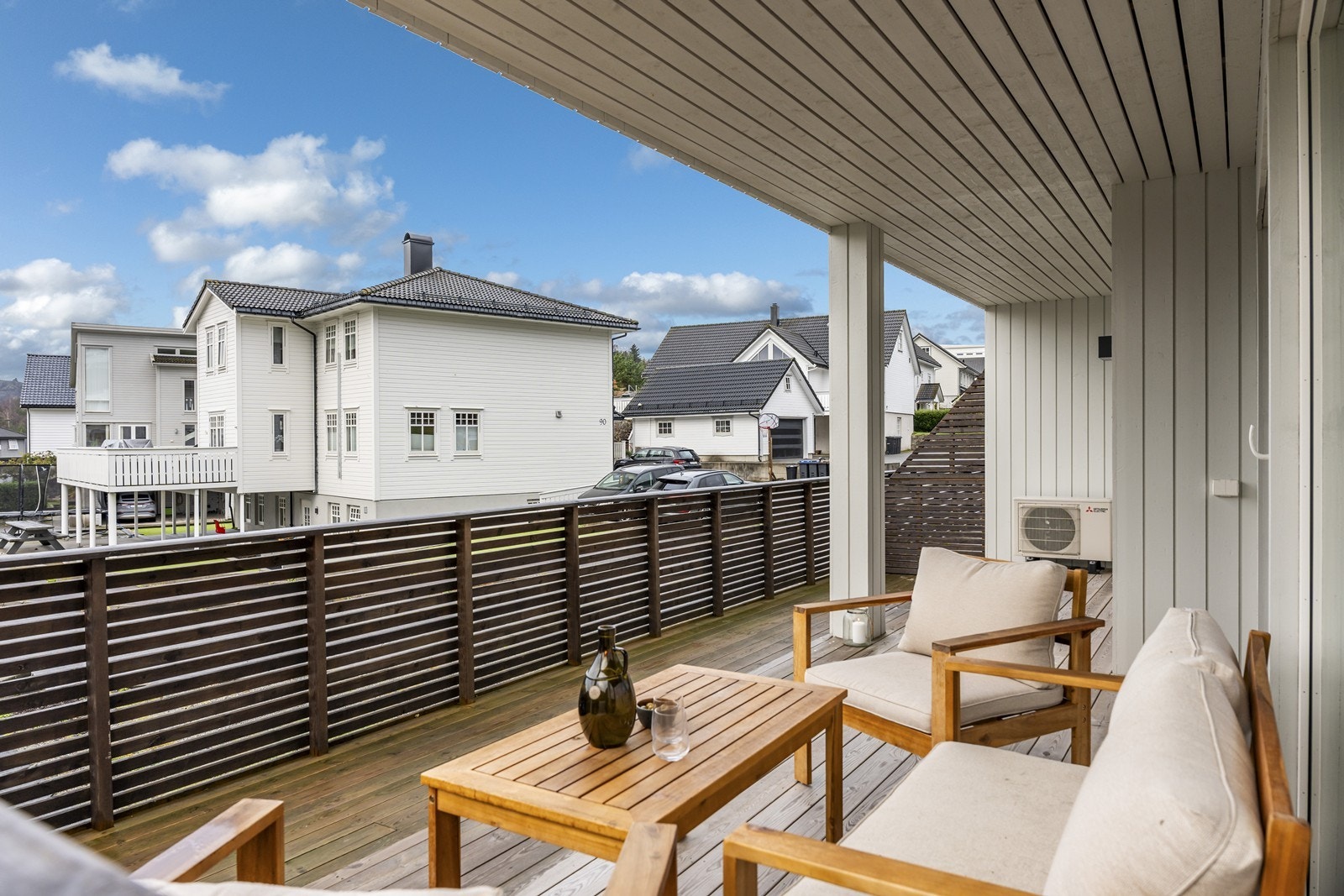 Utgang til stor og herlig terrasse, som er delvis overbygget Galleribilde