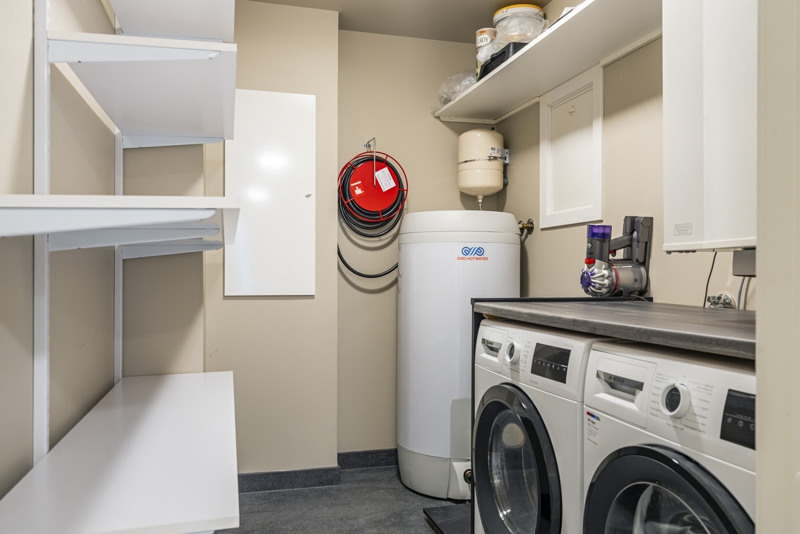 Vaskerom med praktisk og oversiktlig hyllesystem (vaskerommet er ikke godkjent ref. pkt. ferdigattest) Galleribilde