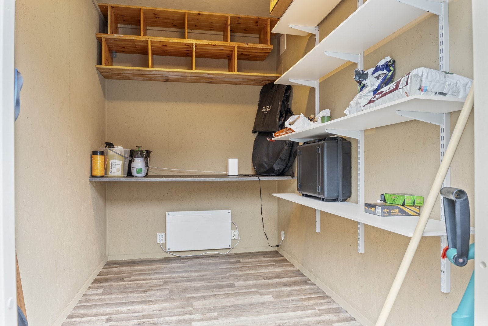 Boden er godt utstyrt med praktisk hyllesystem Galleribilde