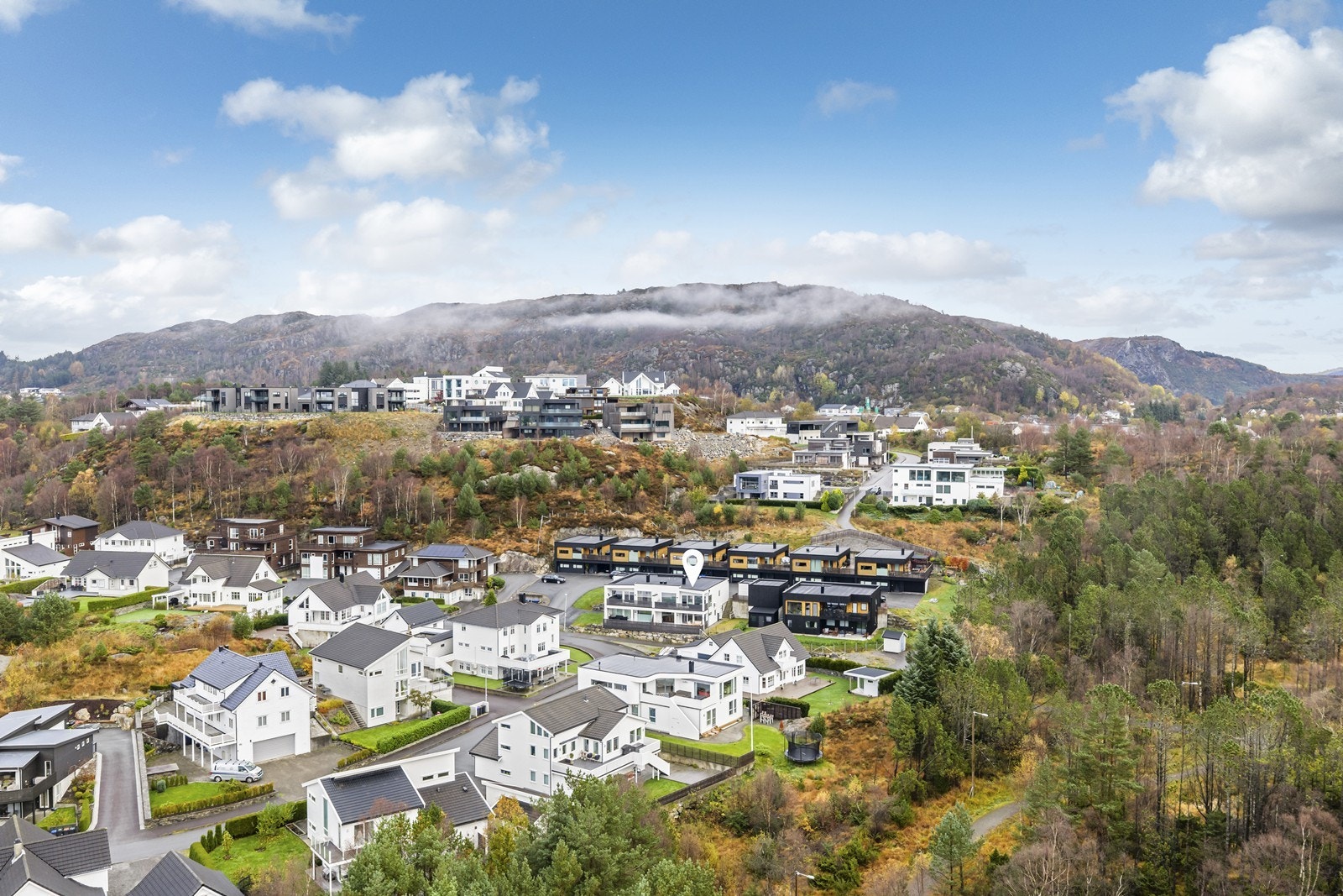 Nappatjørn 95D har en attraktiv beliggenhet i Førre hageby/Nappatjørn - et populært område hvor både natur og varierte aktivitetstilbud er lett tilgjengelig rett utenfor døren Galleribilde