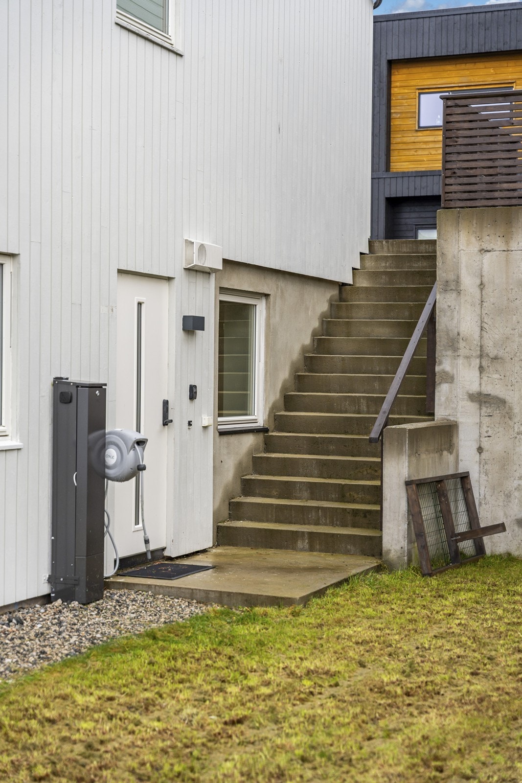 Inngangsparti, samt trapp opp til tilhørende bod og felles gårdsrom Galleribilde