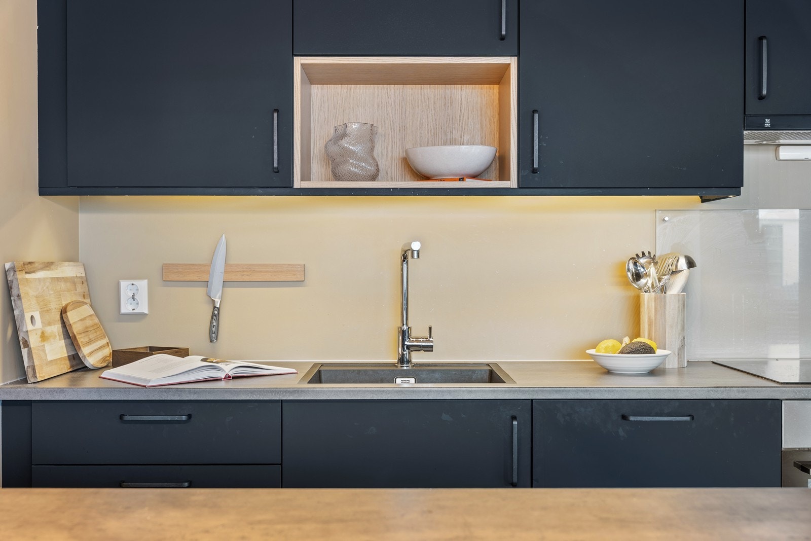 Kjøkkenet er utstyrt med integrert oppvaskmaskin, komfyr, platetopp og kjøl/frys. Disse medfølger i handelen Galleribilde