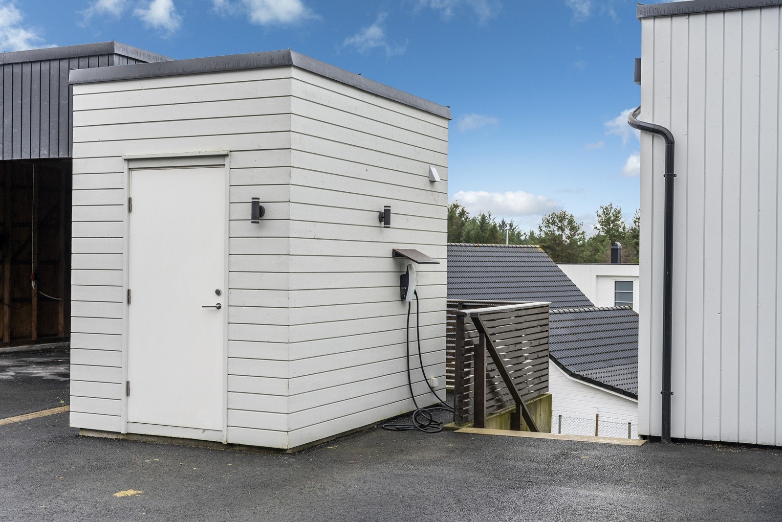 Praktisk, utvendig bod som er tilhørende for leiligheten. Elbil-lader er montert på den utvendige boden Galleribilde