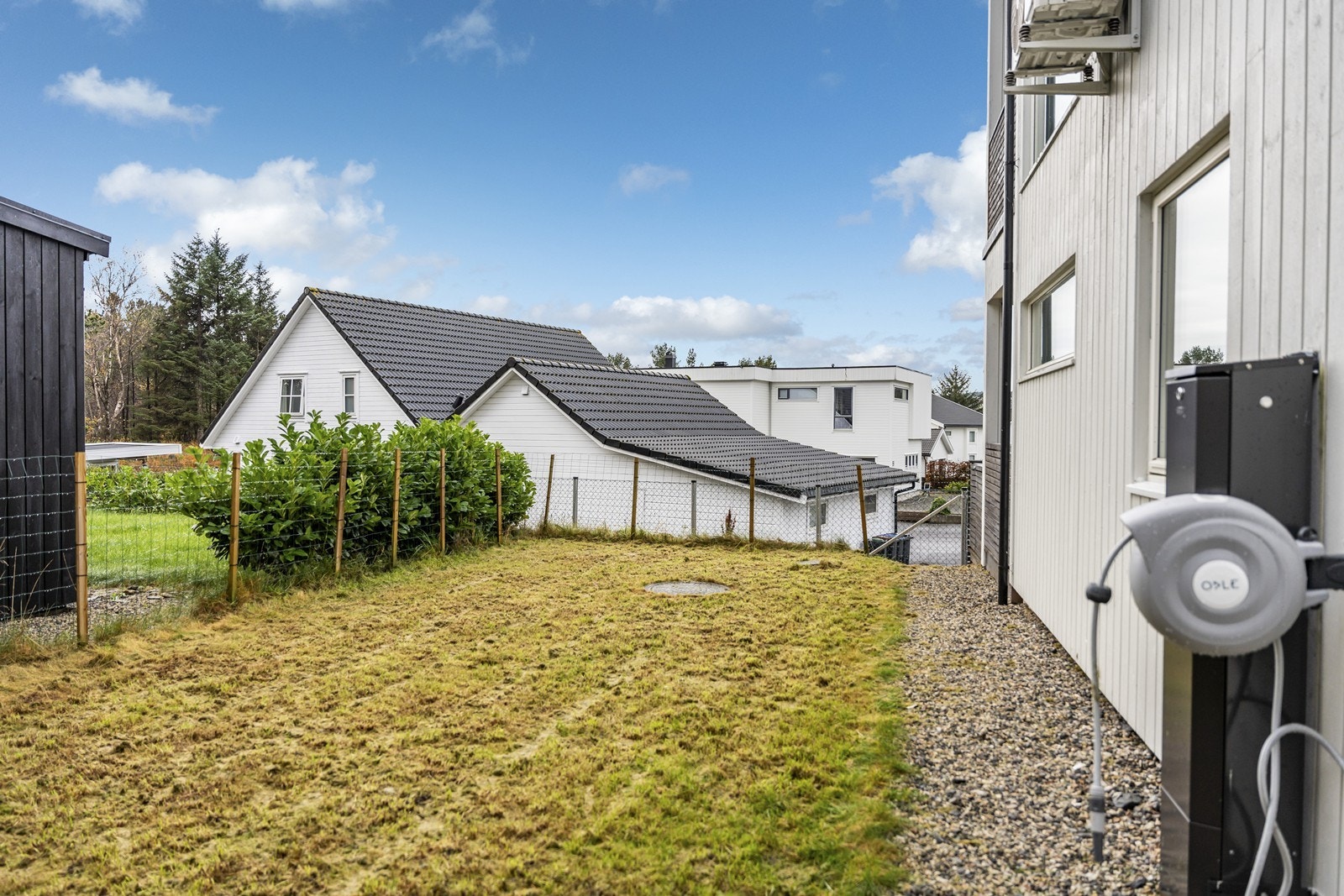 Felles tomt med plenareal og asfaltert gårdsrom Galleribilde