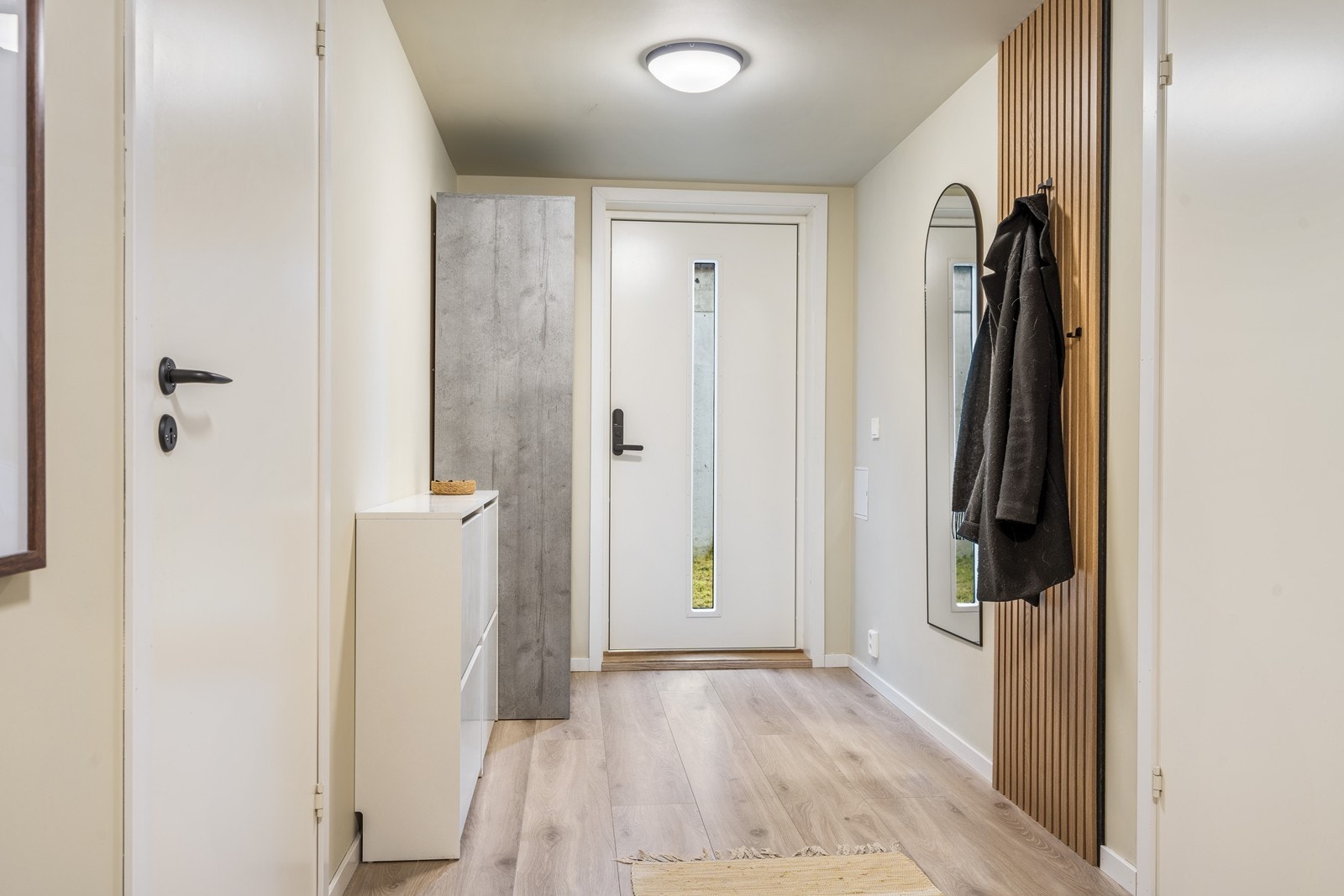 Entré/gang med gode oppbevaringsmuligheter, inkludert plass til garderobeskap og klesoppheng - praktisk og funksjonelt Galleribilde