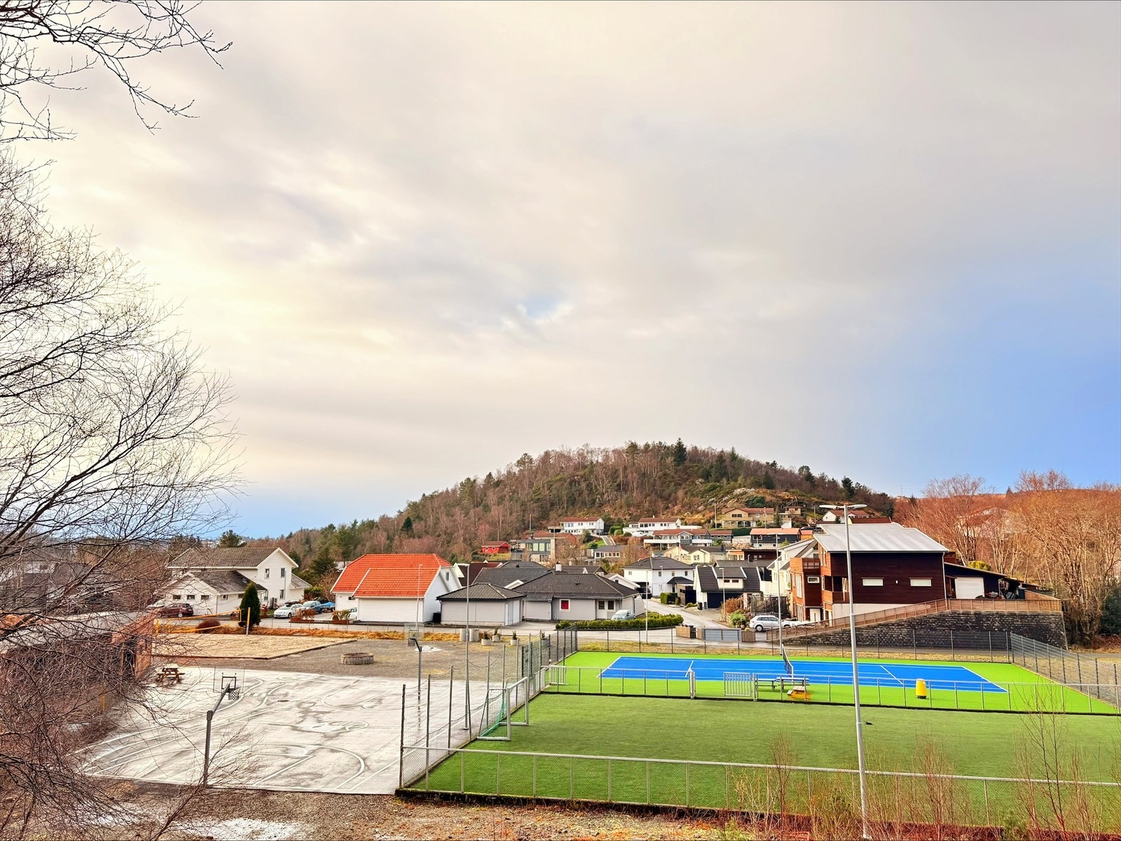 Like i nærheten finner man både tennis- og volleyballbane Fotograf: Selger Galleribilde