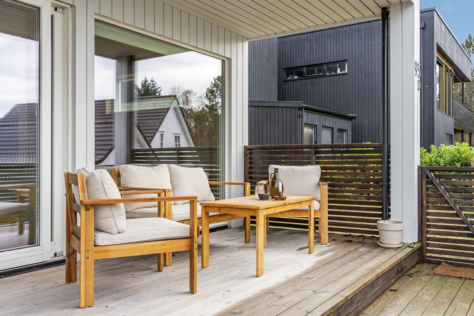 Trivelig terrasse med gode muligheter for møblering og hyggelige uteopphold Galleribilde