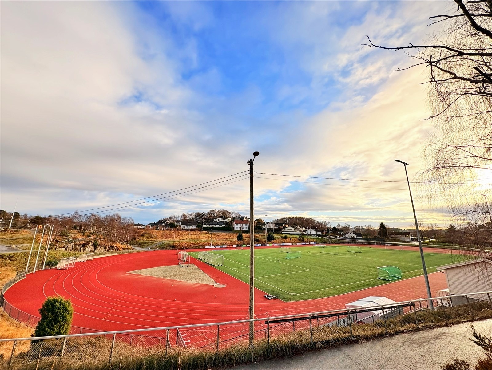 Gode aktivitetstilbud ved Frakkagjerd ungdomsskole, med bl. a. fotballbane, friidrettsbane etc. Fotograf: Selger Galleribilde