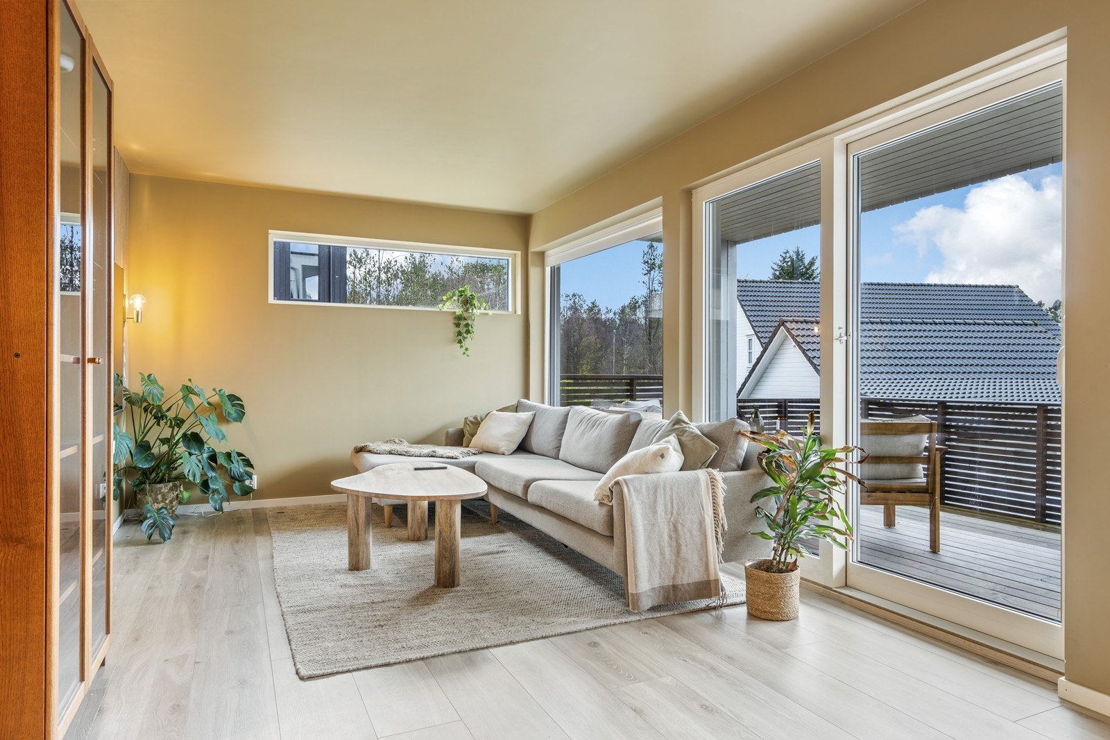 En lys og romslig stue, der de store vindusflatene gir flott lysinnslipp og en behagelig atmosfære Galleribilde