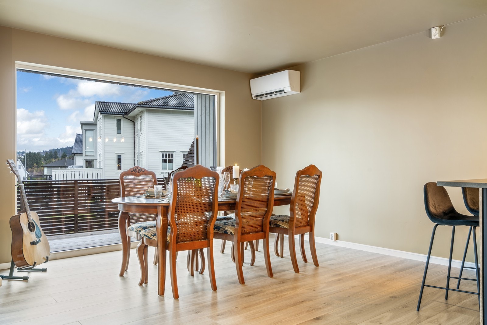 Energieffektiv varmepumpe og god plass til spisebord Galleribilde