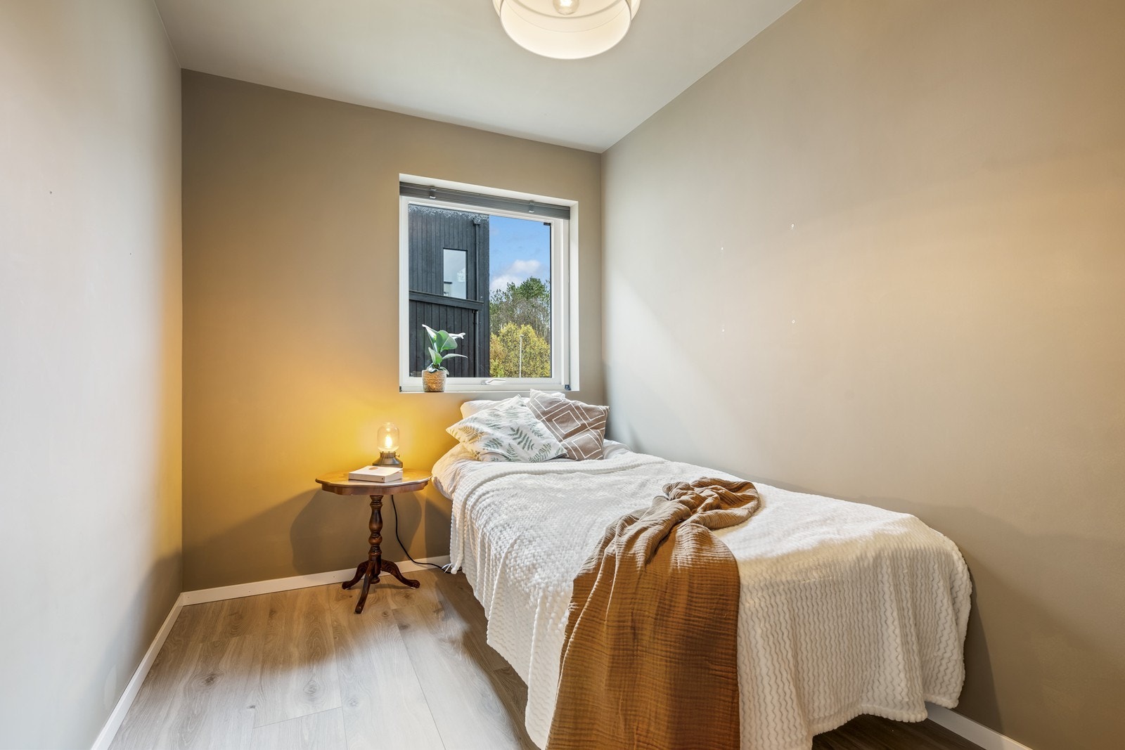 Soverom nr. 2 har også god plass og gir fleksible muligheter for møblering Galleribilde