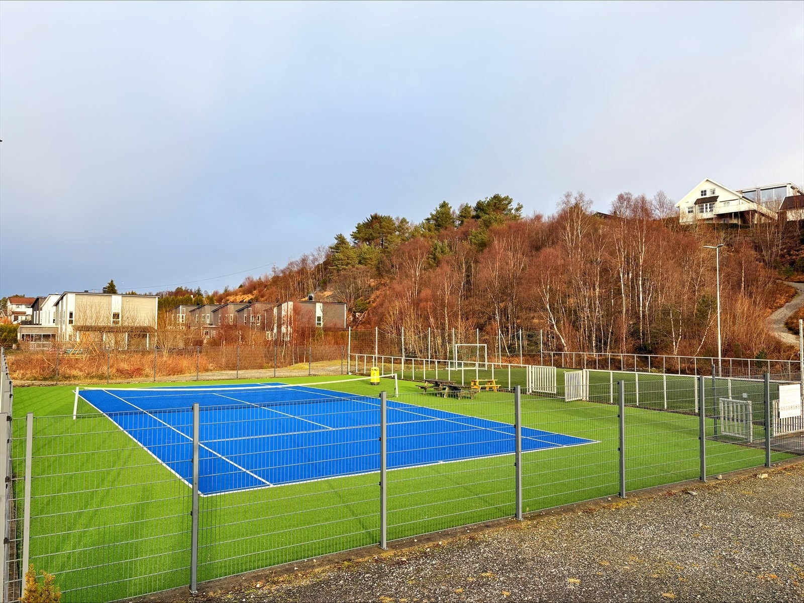 Ballbinge og flere flotte gressbaner kort unna. Fotograf: Selger Galleribilde