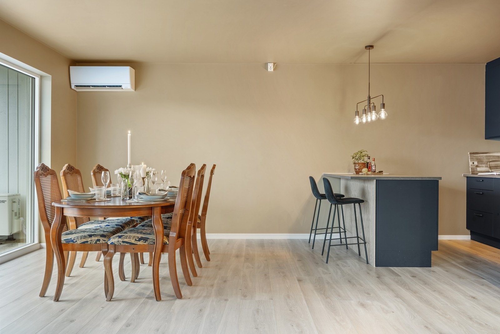 Åpen kjøkkenløsning som bidrar til en romslig og innbydende atmosfære Galleribilde