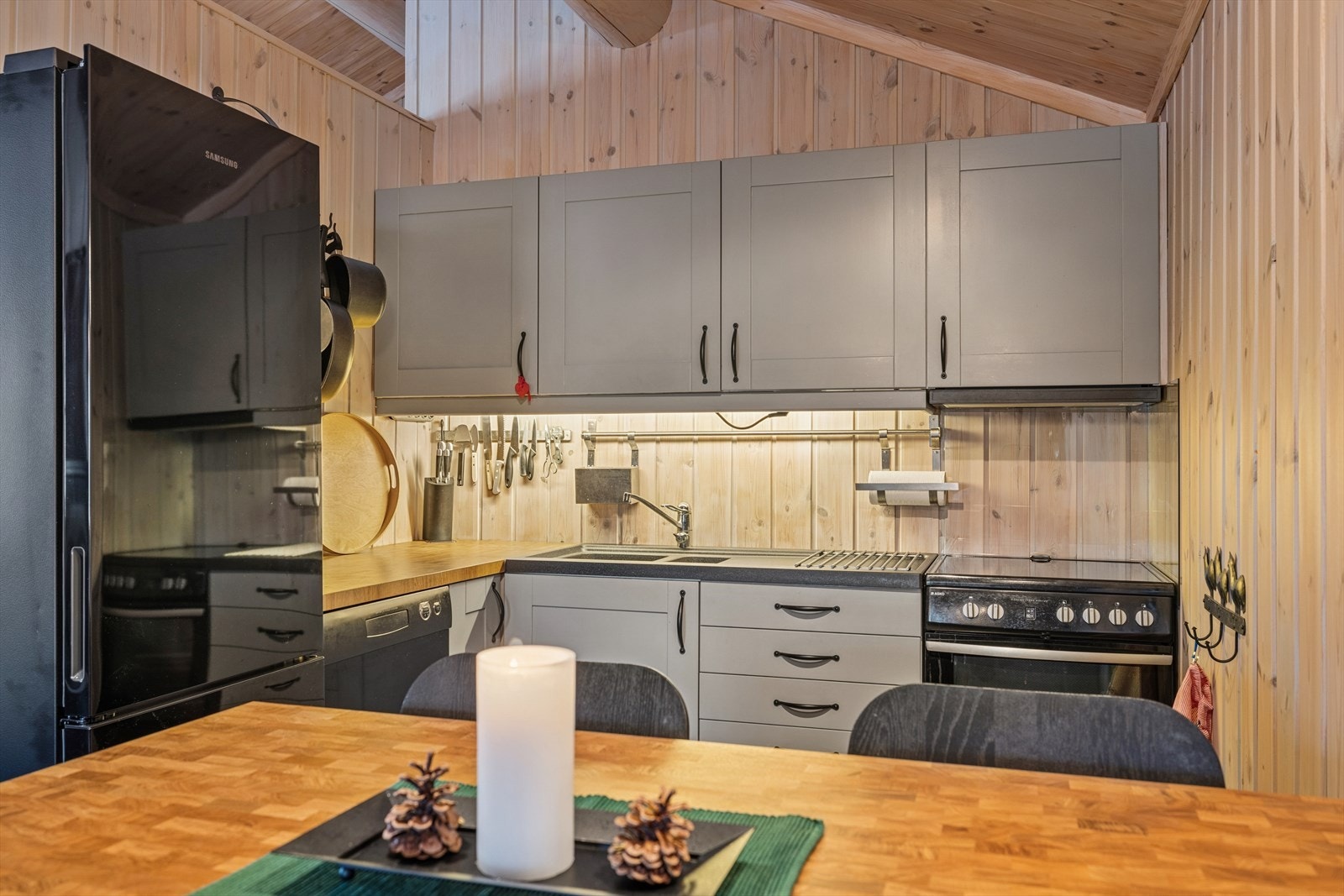 Det følger med kjøl-/fryseskap, oppvaskmaskin og komfyr. Galleribilde