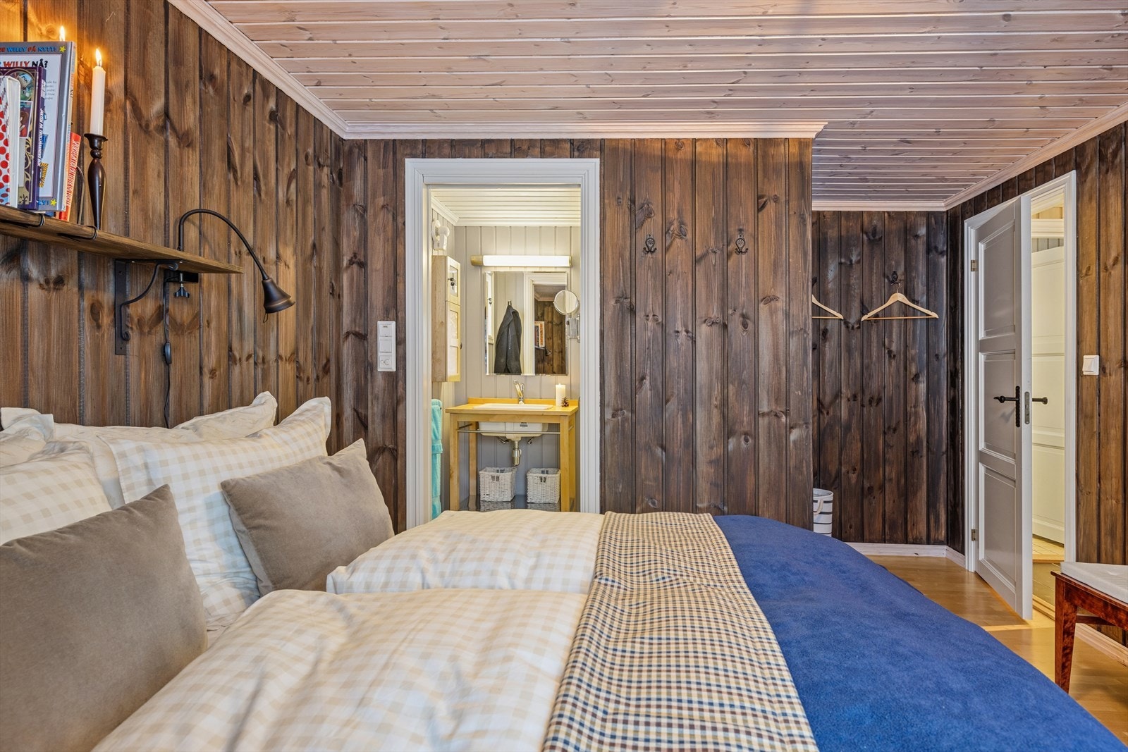 Soverom I - Soverommet har tilknytning til et av hyttas bad. Galleribilde