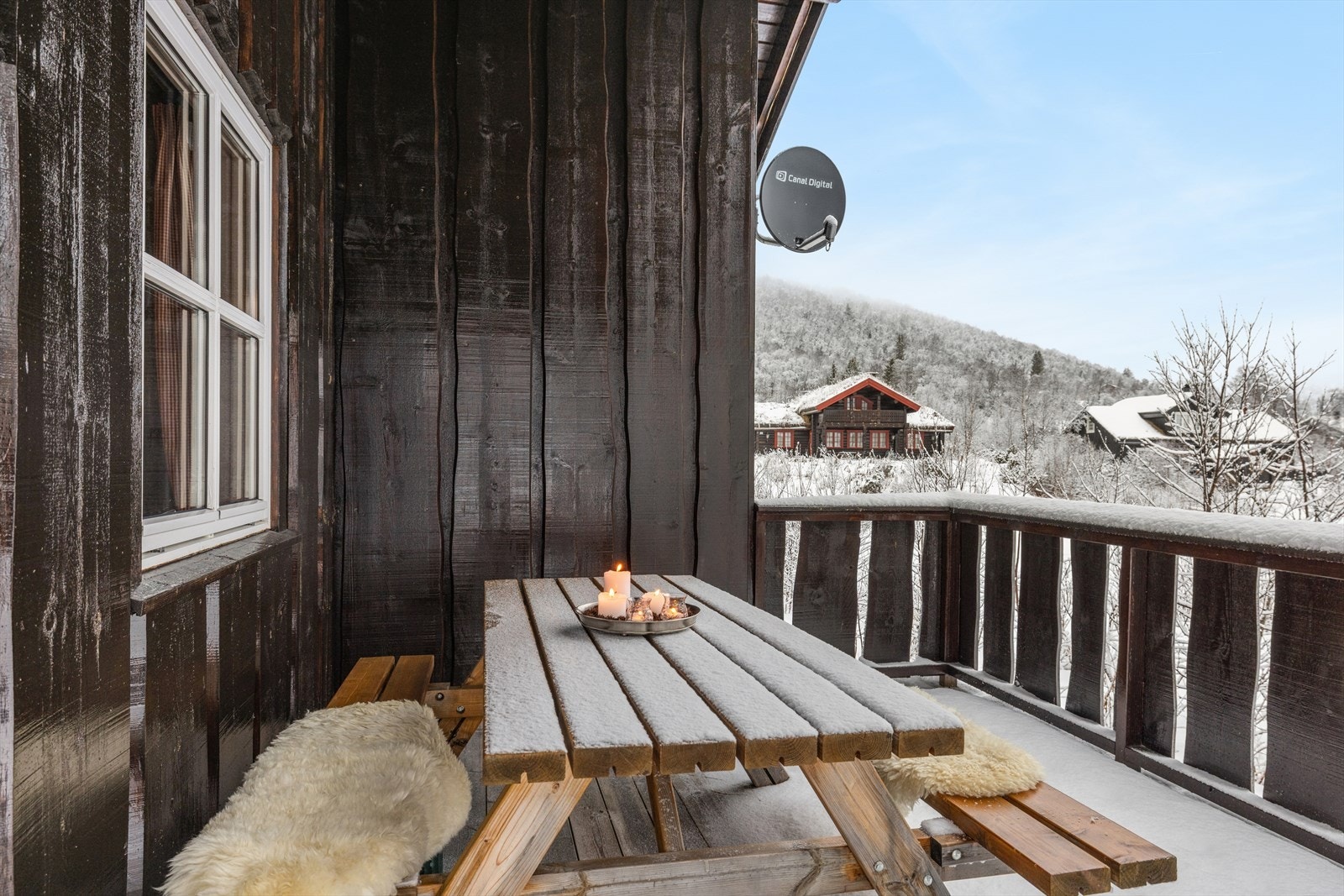 Her kan du nyte solen og tilbringe hyggelige stunder utendørs på terrassen. Galleribilde