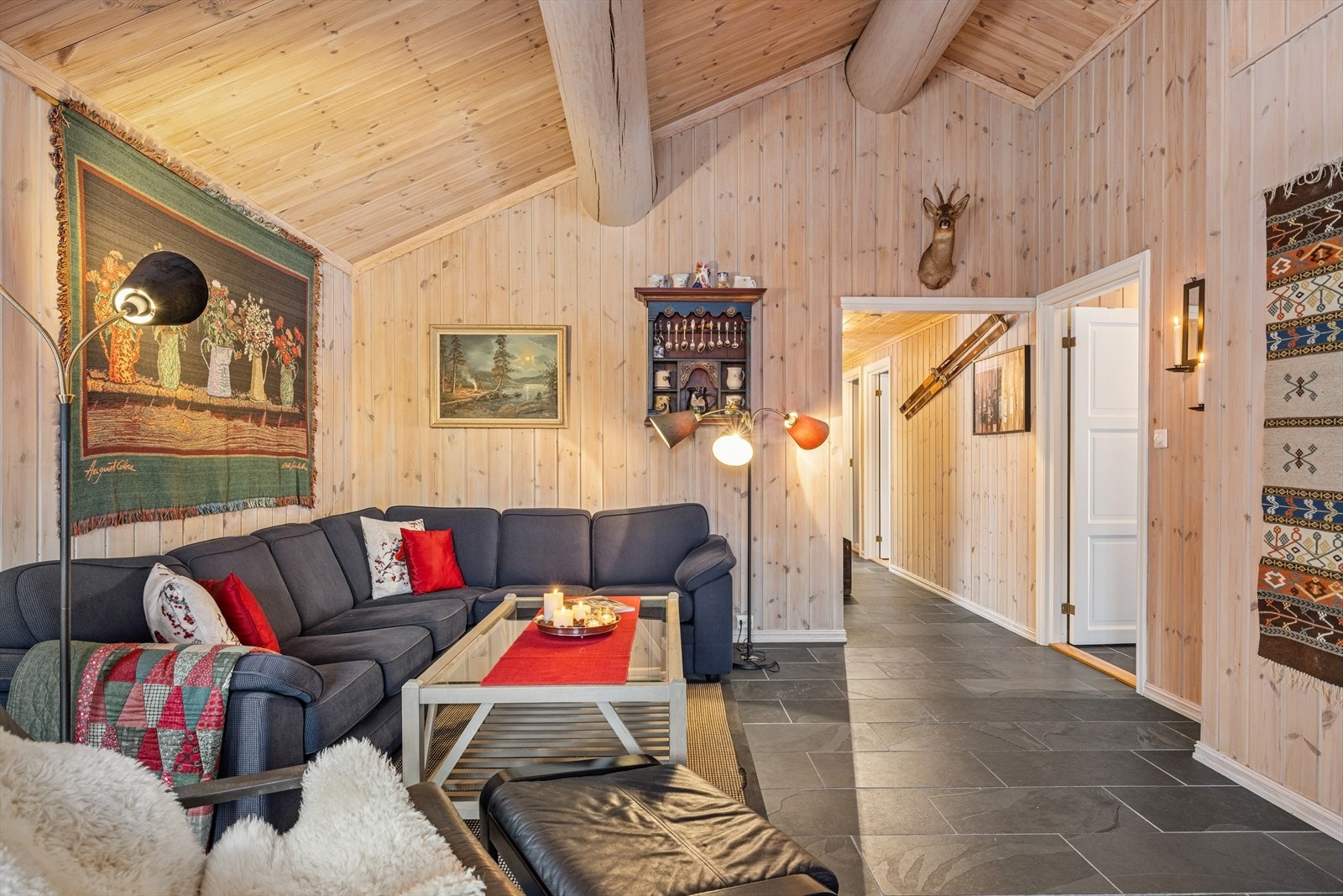 Lys og trivelig stue i åpen løsning mot kjøkkenet - perfekt for familiesamvær. Galleribilde