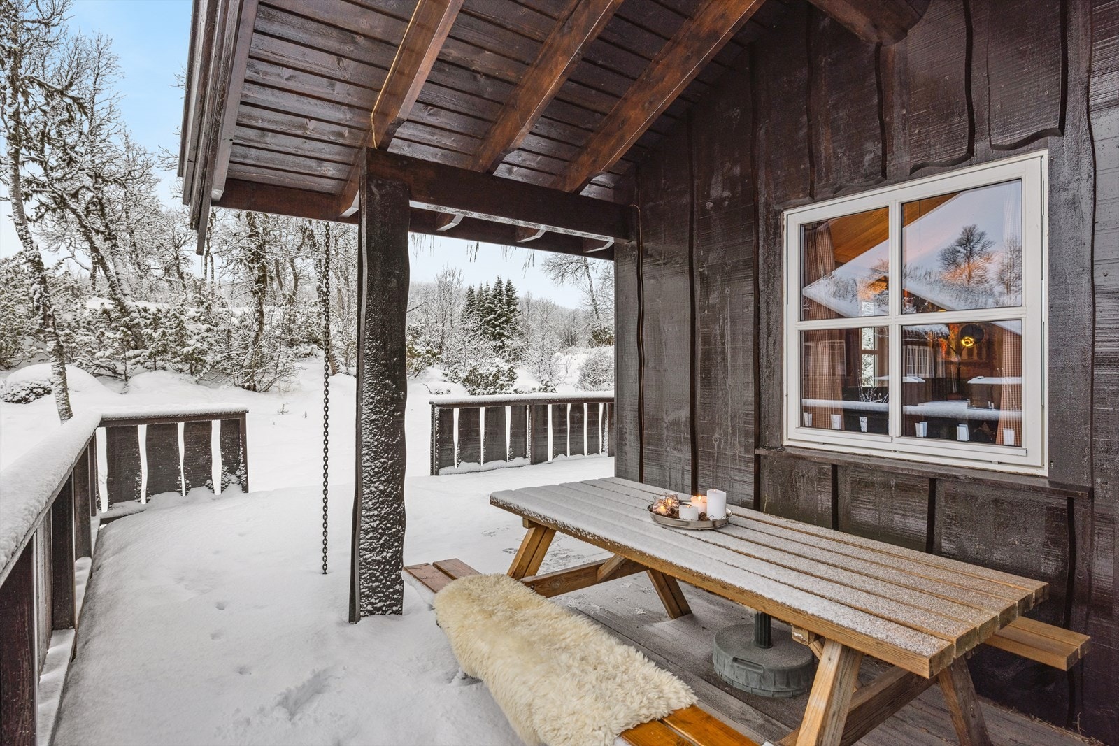 Trivelig terrasse med adkomst fra stue med god plass til utemøbler. Galleribilde