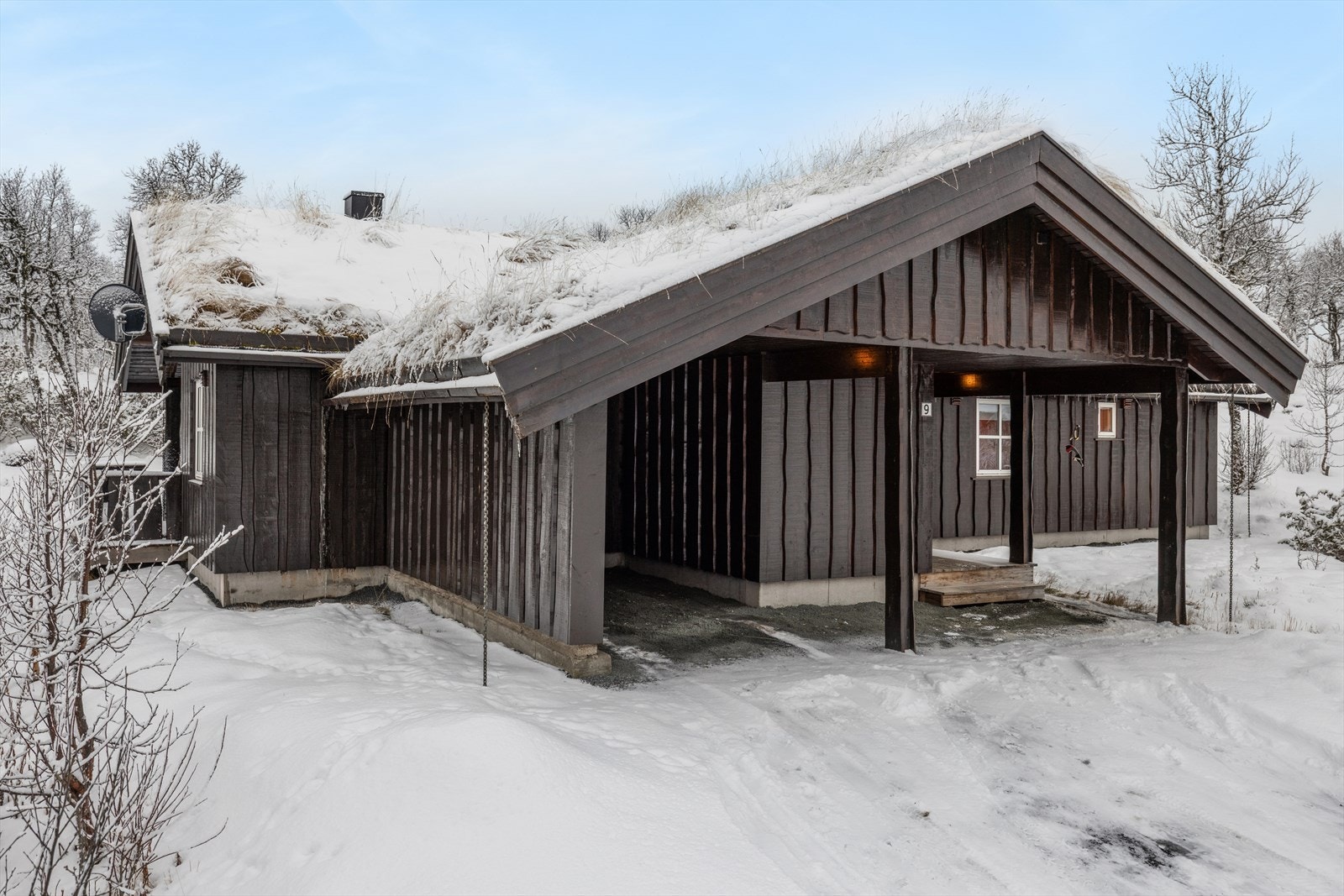 Hytta er på ca. 96 m² og er praktisk organisert over ett plan, god lagringsplass i innvendig og utvendig bod, samt. parkering i carport. Galleribilde