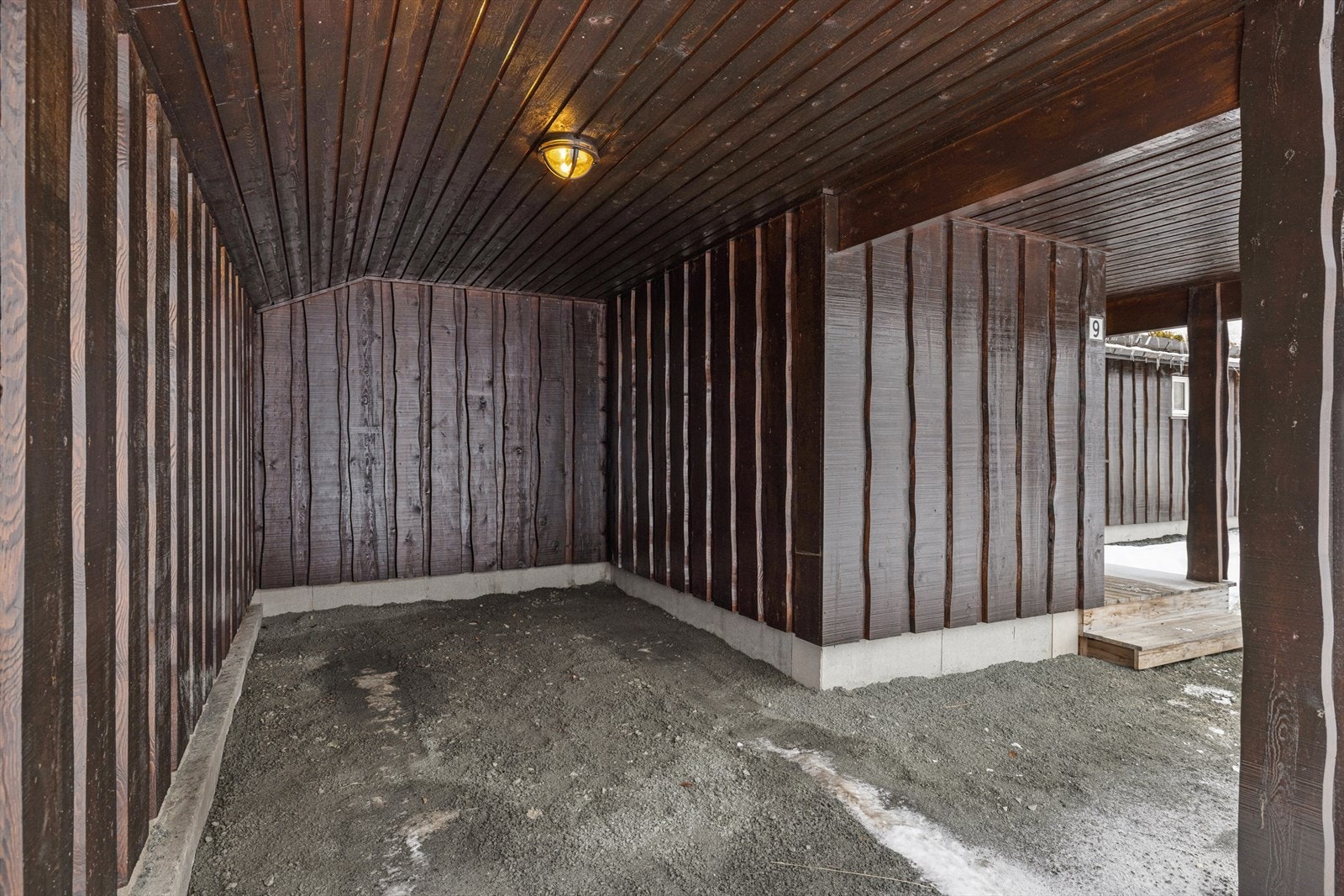 Det er integrert carport med plass til en bil, samt. gårdsplass med parkering for flere biler. Galleribilde